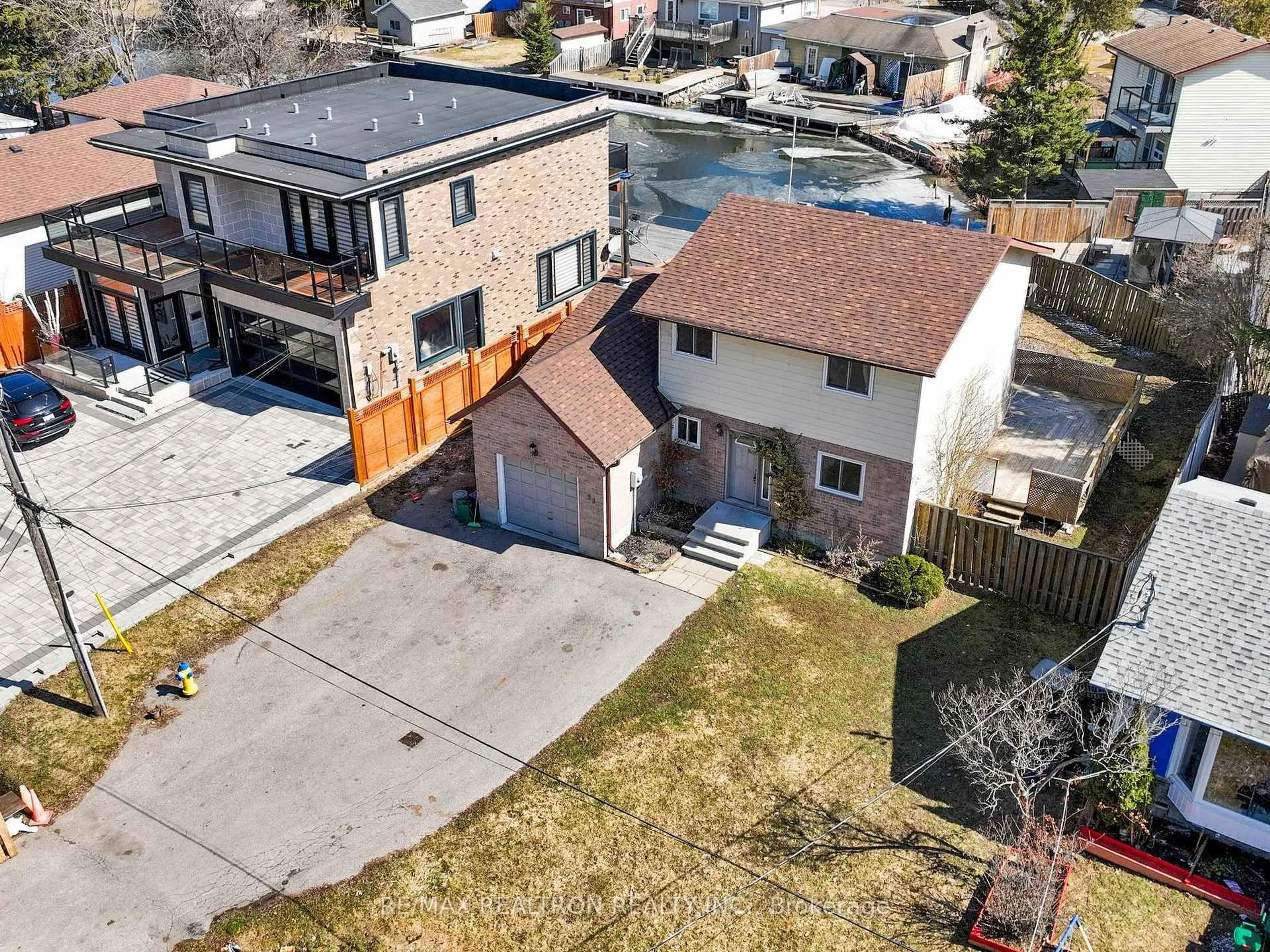 A pic from outside/outdoor area/front of a property/back of a property/a pic from drone, street for 25 Shirlea Blvd, Georgina Ontario L4P 1L1