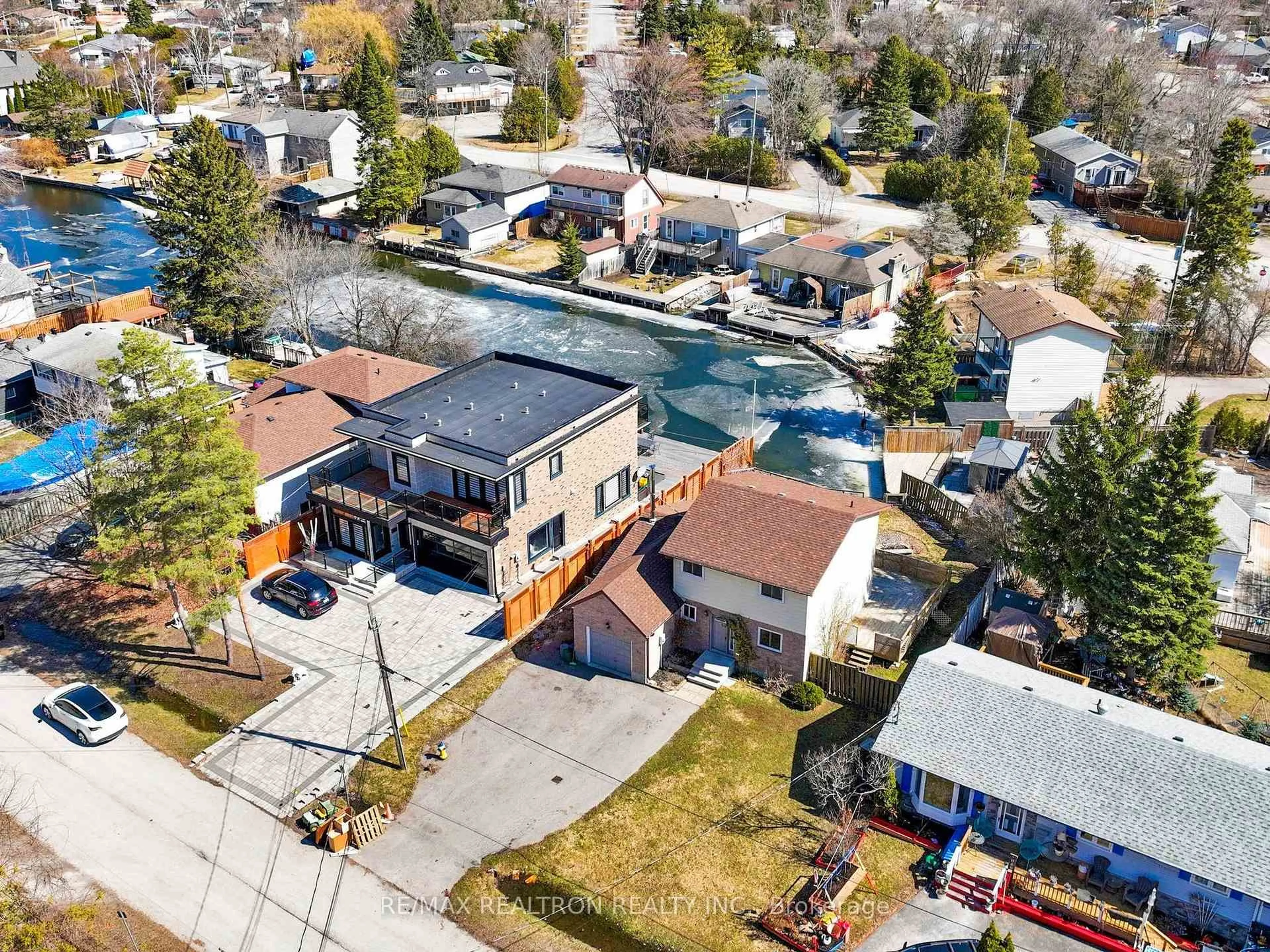 A pic from outside/outdoor area/front of a property/back of a property/a pic from drone, street for 25 Shirlea Blvd, Georgina Ontario L4P 1L1