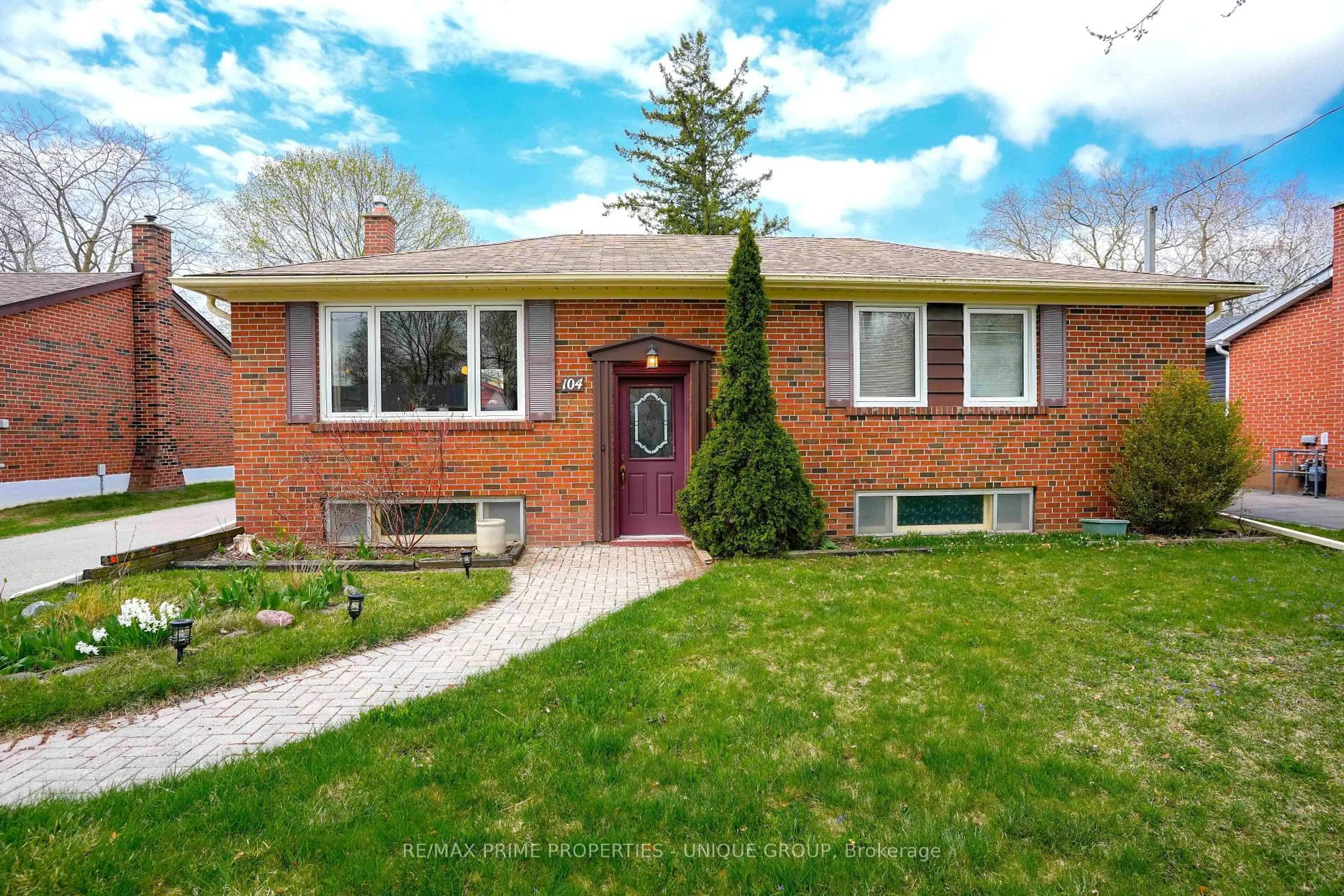 Home with brick exterior material, street for 104 Fairview Ave, Whitchurch-Stouffville Ontario L4A 1C7