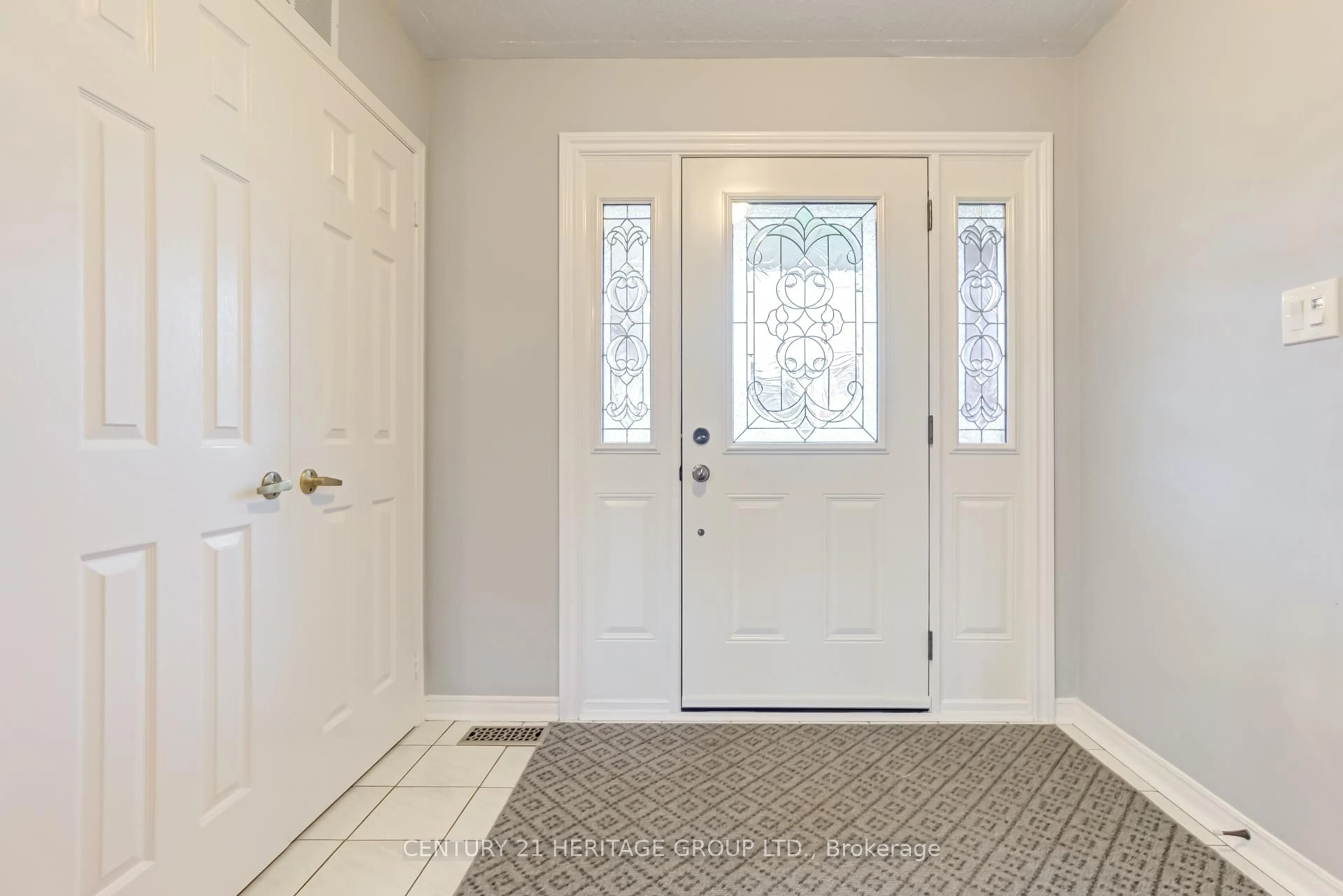 Indoor entryway for 303 Alex Doner Dr, Newmarket Ontario L3X 1G5