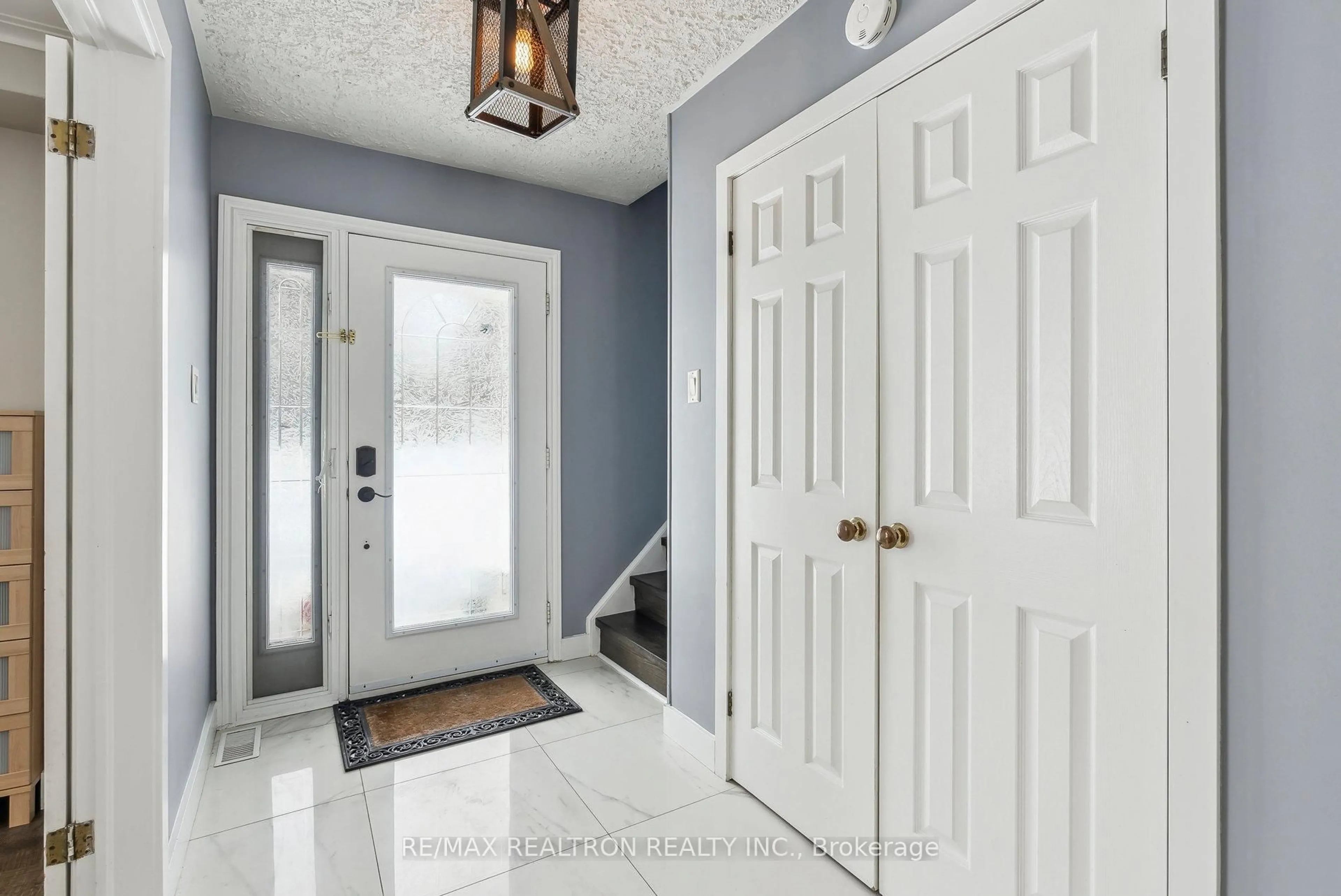 Indoor entryway for 11 Carlsberg Pl, Whitchurch-Stouffville Ontario L4A 3H4