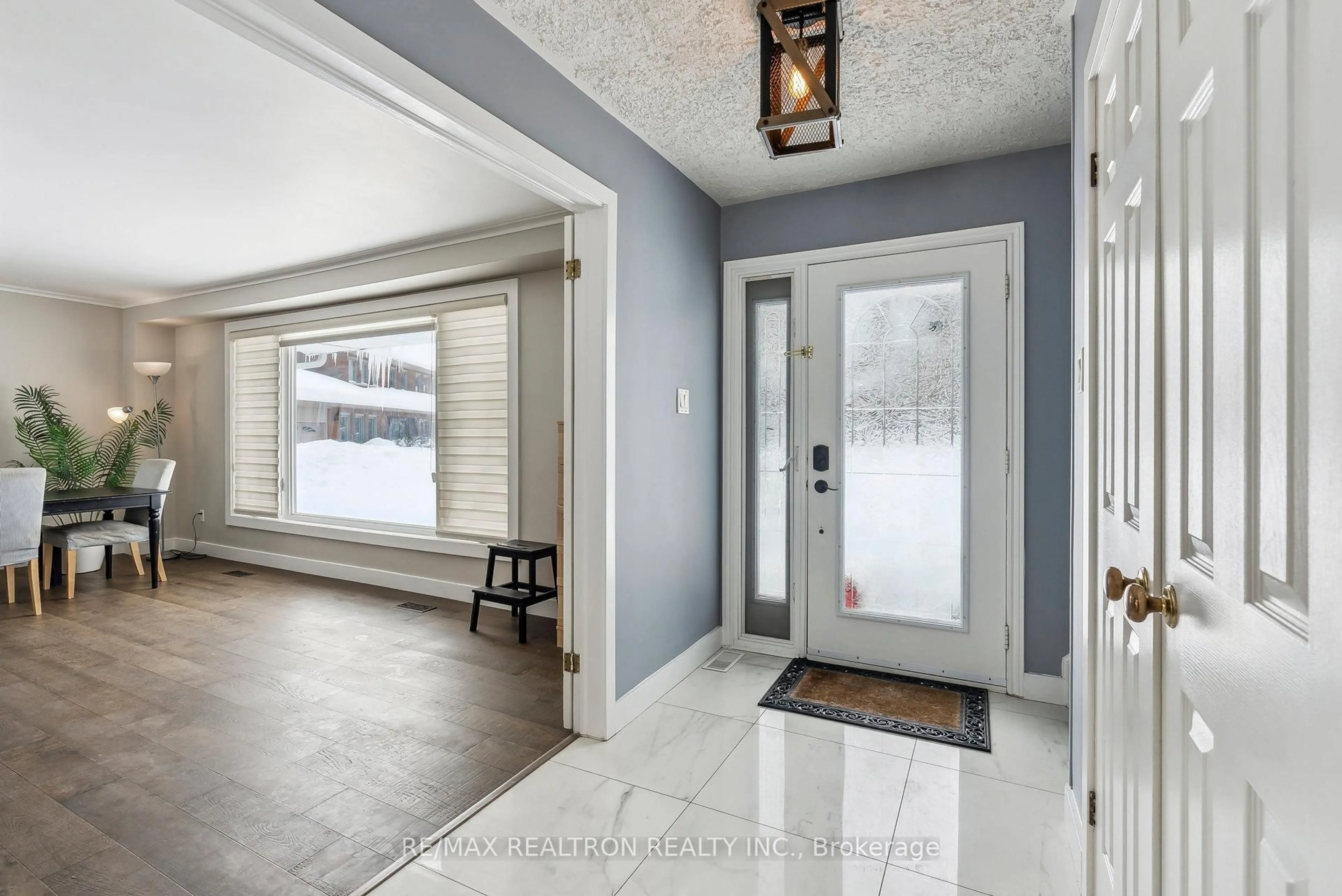 Indoor entryway for 11 Carlsberg Pl, Whitchurch-Stouffville Ontario L4A 3H4