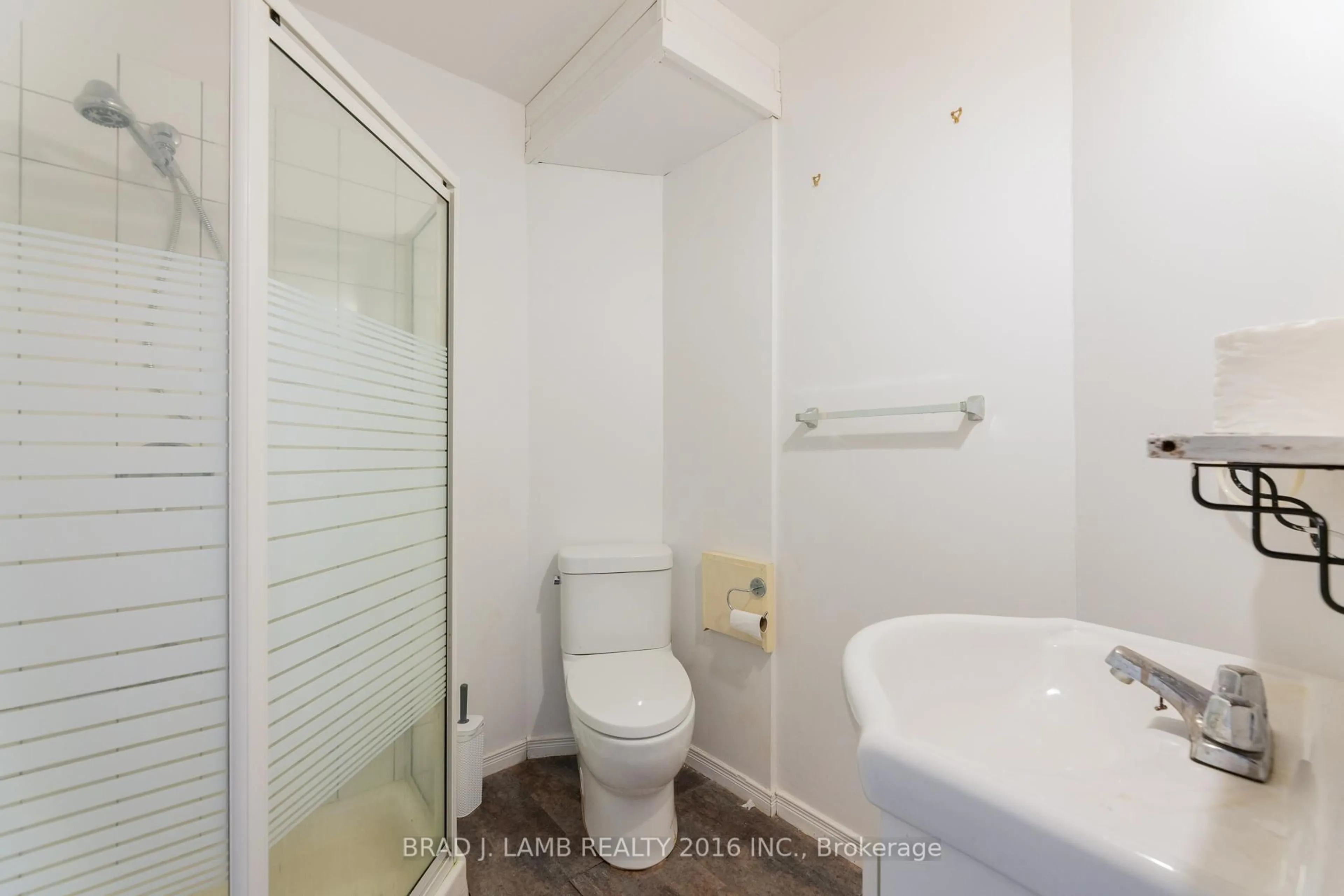Standard bathroom, unknown for 18585 Keele St, King Ontario L3Y 4V9
