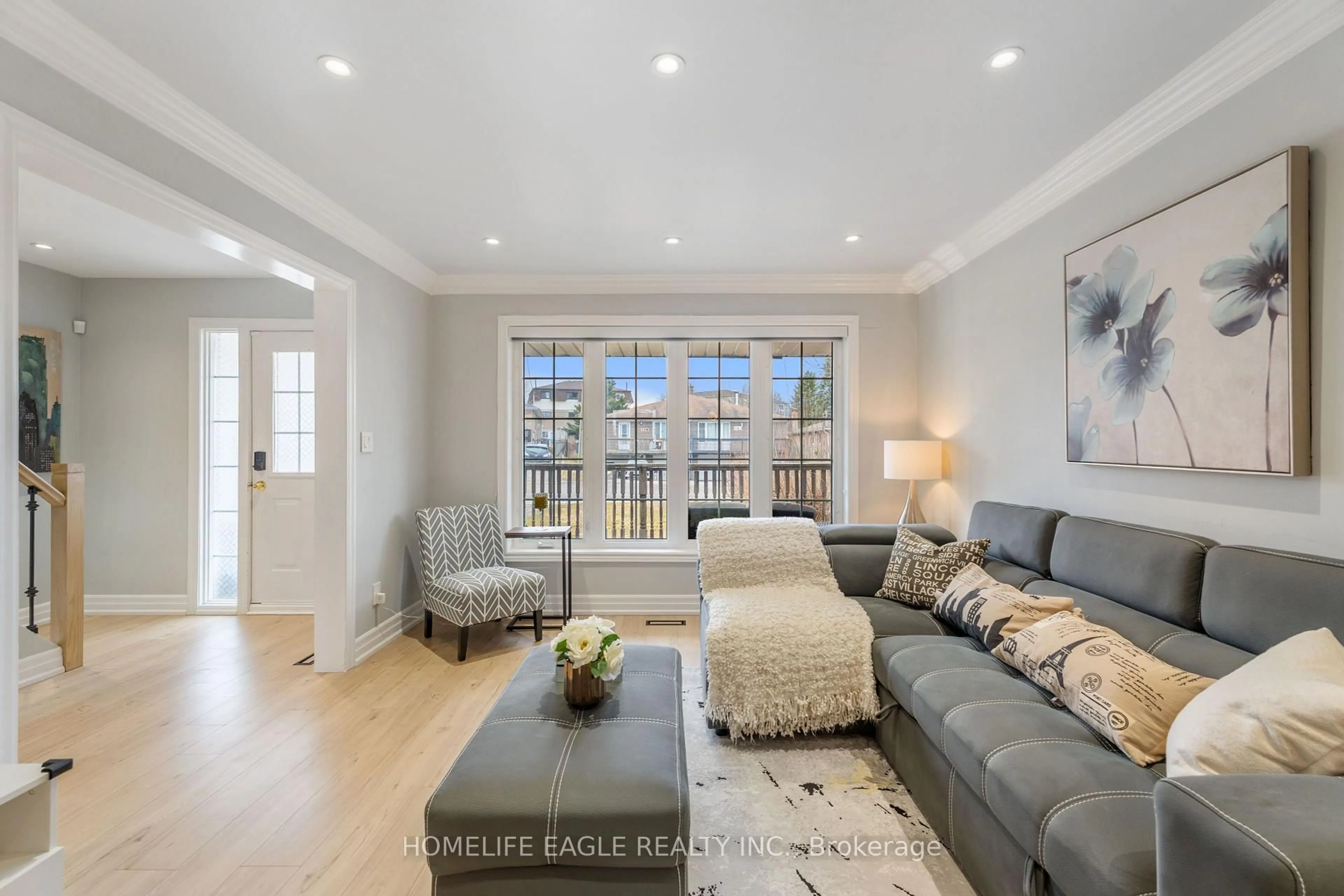 Living room with furniture, unknown for 729 Sunnypoint Dr, Newmarket Ontario L3Y 2Z7