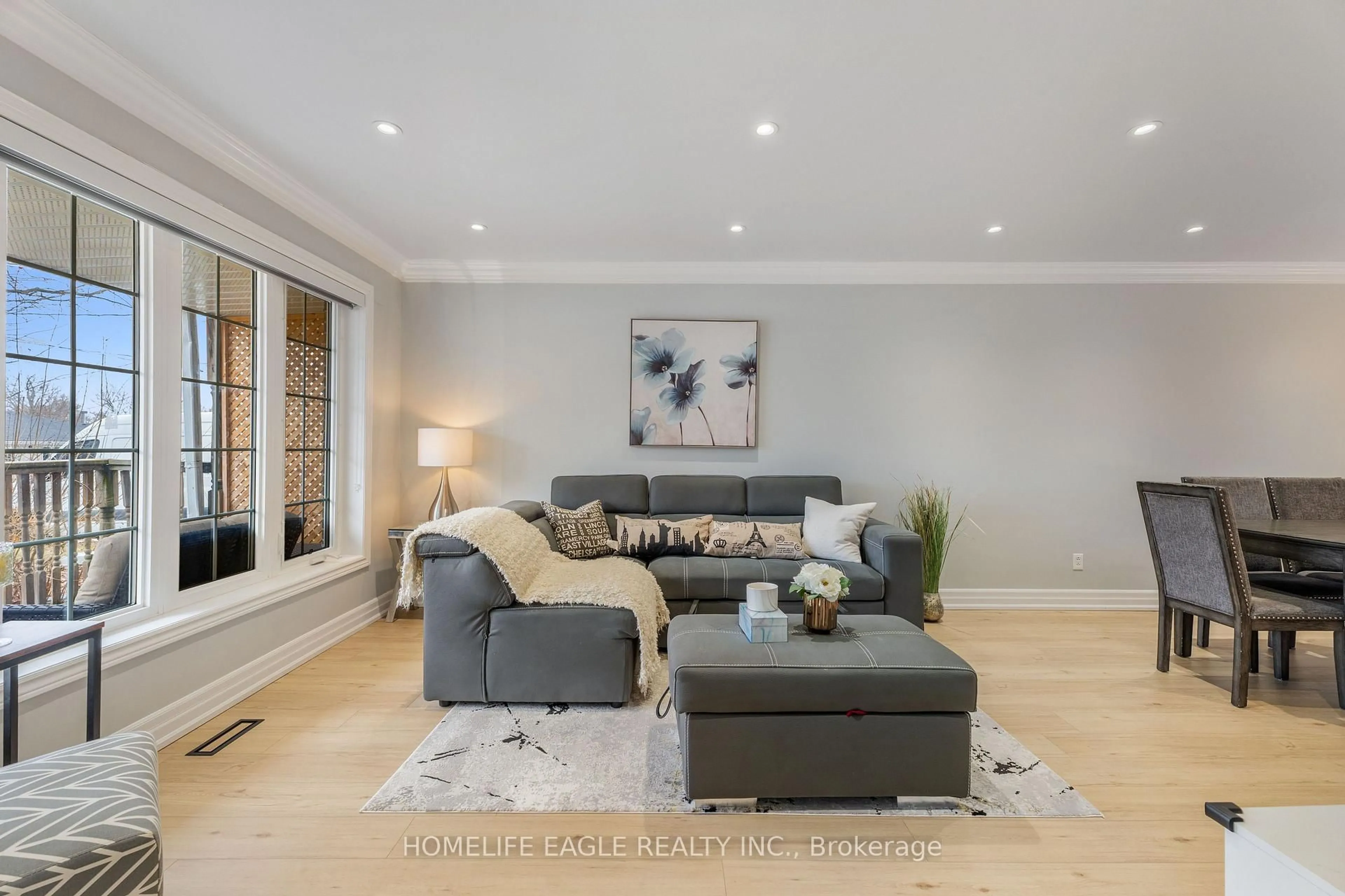 Living room with furniture, unknown for 729 Sunnypoint Dr, Newmarket Ontario L3Y 2Z7