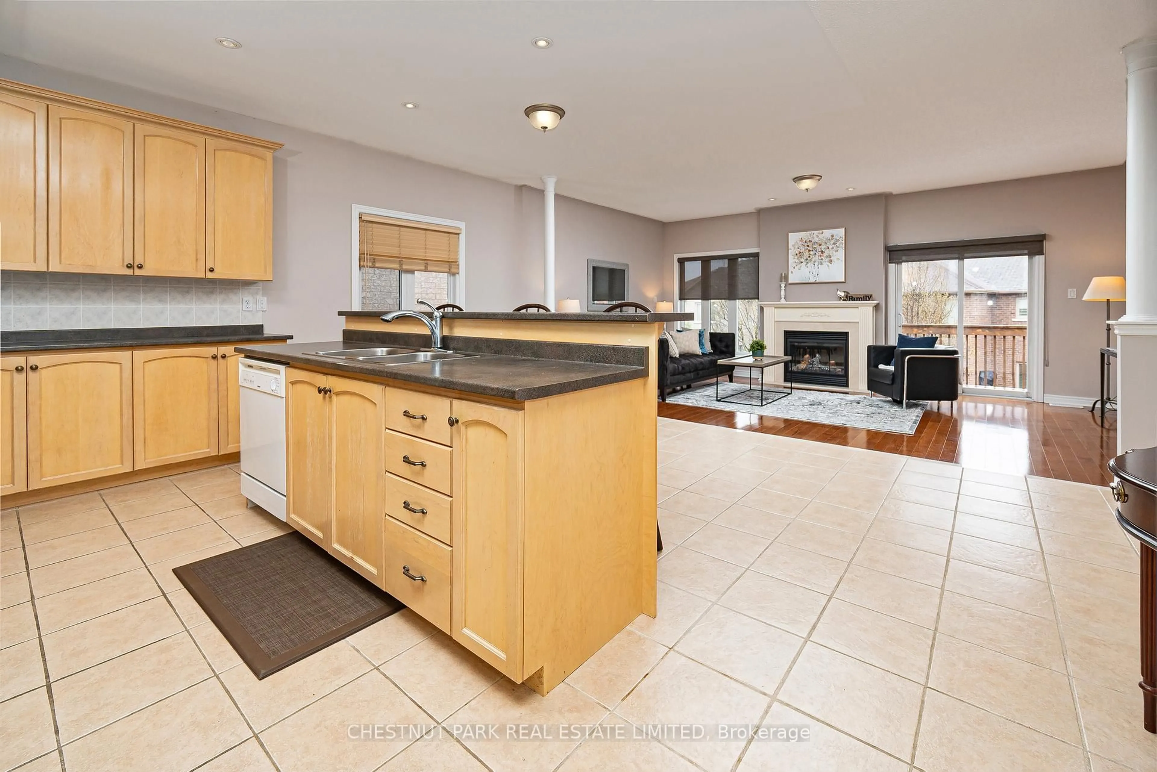 Open concept kitchen, ceramic/tile floor for 174 Sawmill Valley Dr, Newmarket Ontario L3X 2V7