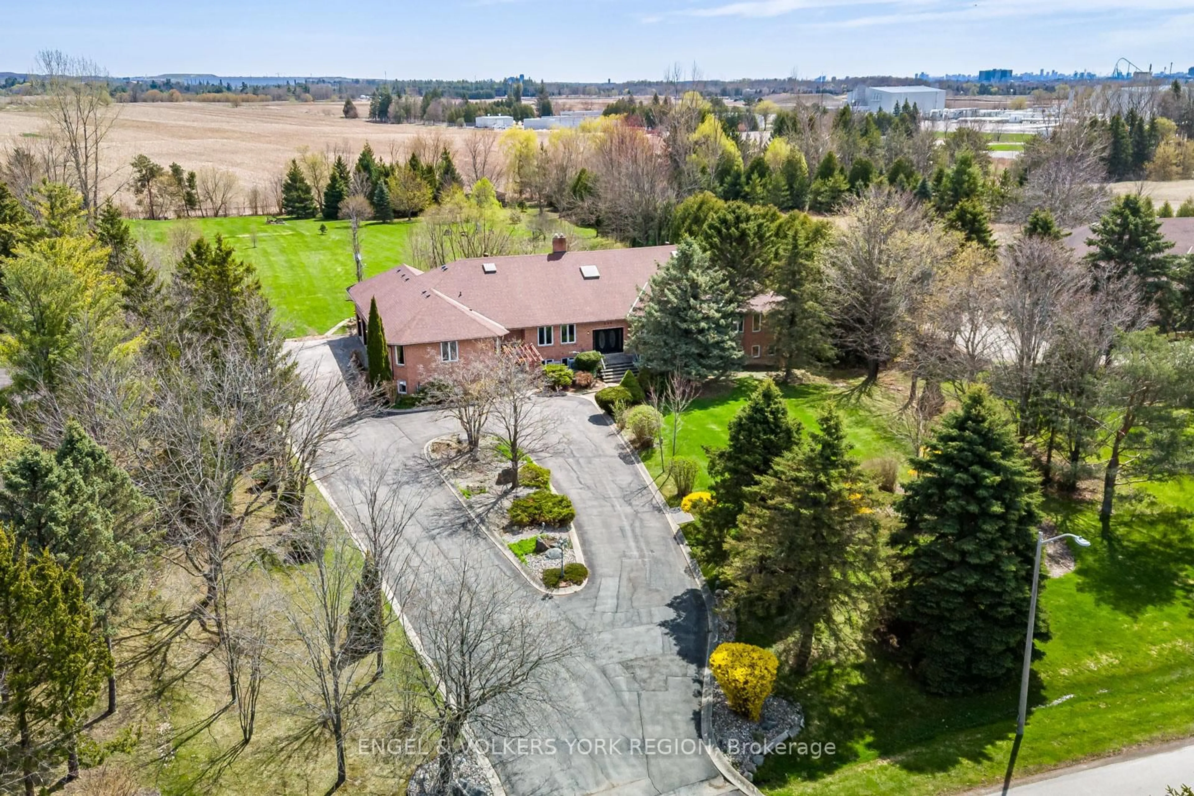 A pic from outside/outdoor area/front of a property/back of a property/a pic from drone, water/lake/river/ocean view for 450 Stephanie Blvd, Vaughan Ontario L3L 0A8