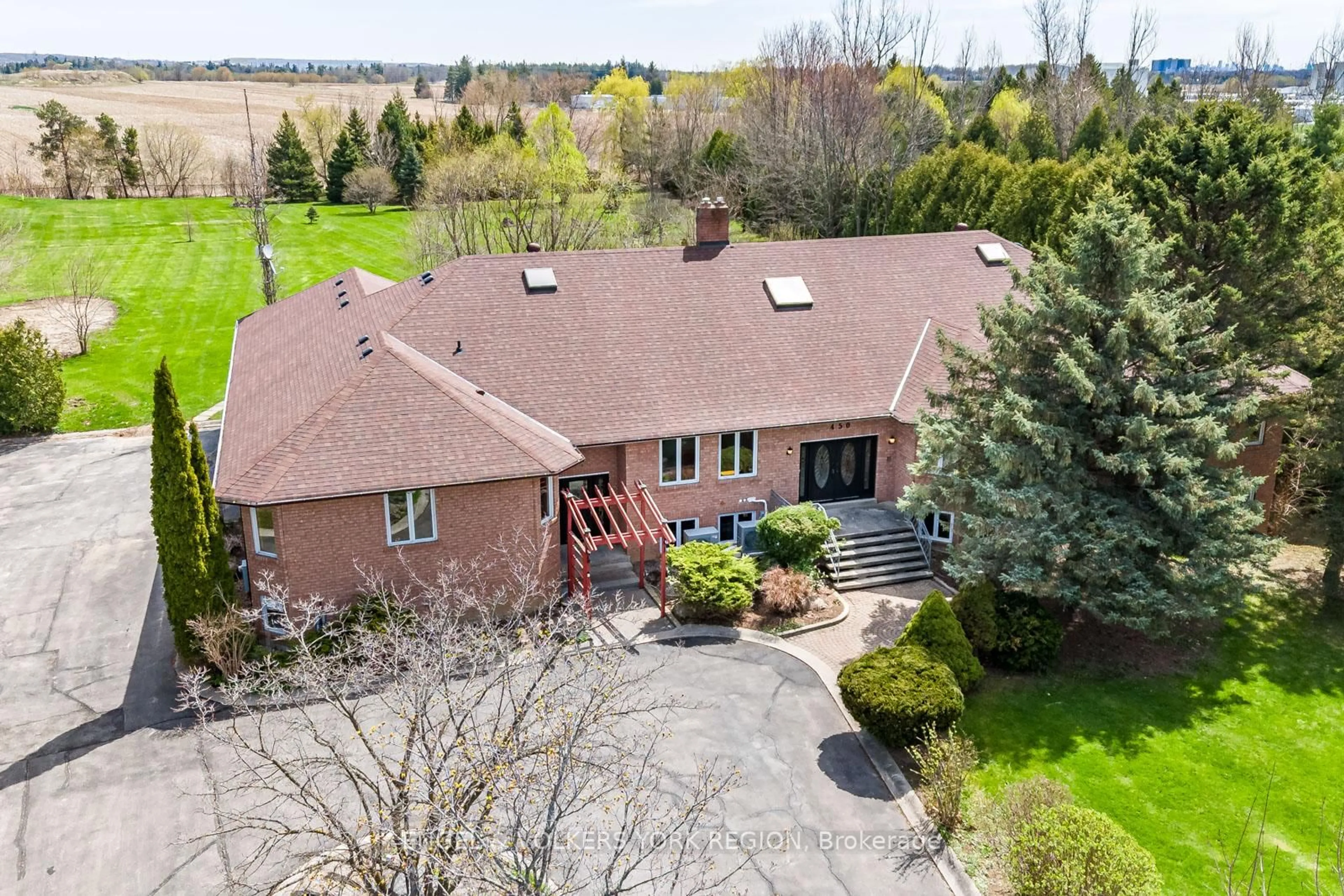 A pic from outside/outdoor area/front of a property/back of a property/a pic from drone, unknown for 450 Stephanie Blvd, Vaughan Ontario L3L 0A8