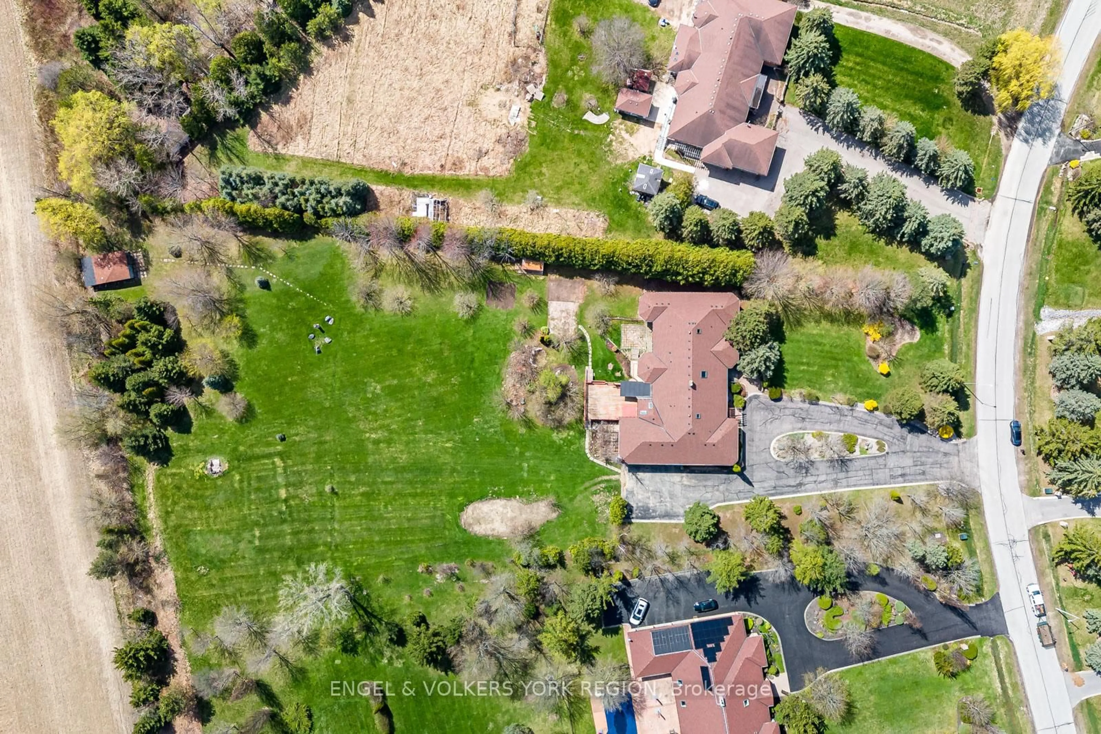 A pic from outside/outdoor area/front of a property/back of a property/a pic from drone, street for 450 Stephanie Blvd, Vaughan Ontario L3L 0A8