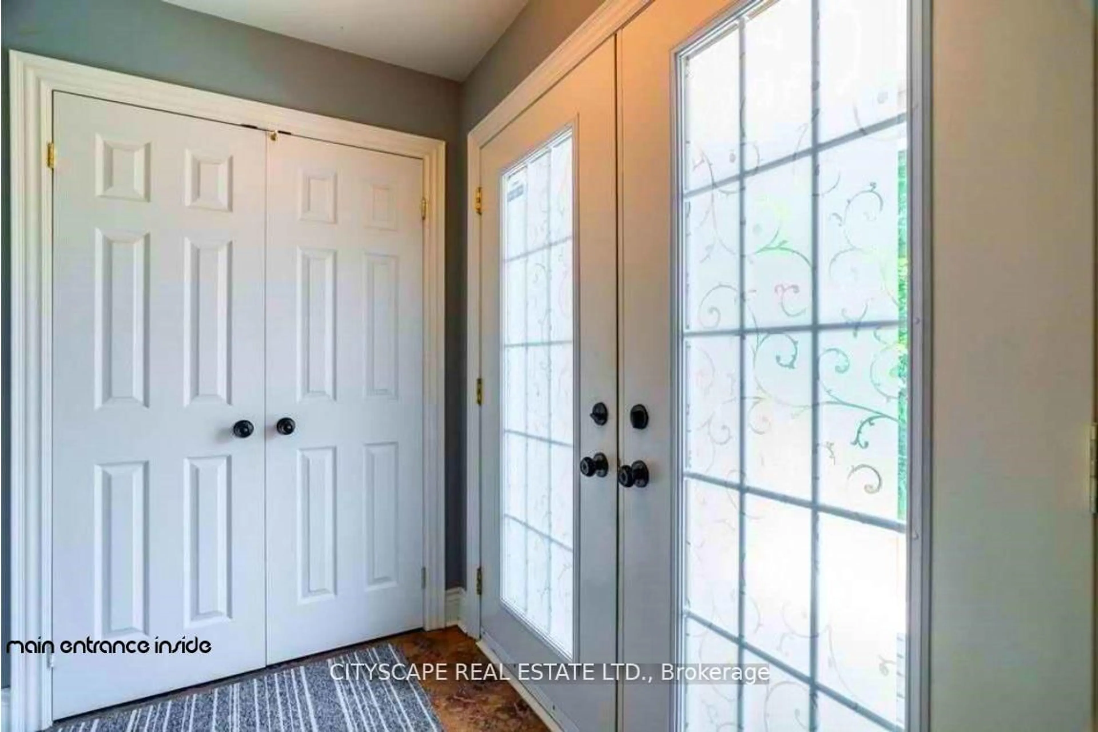 Indoor entryway for 10300 Ravenshoe Rd, Georgina Ontario L0C 1L0