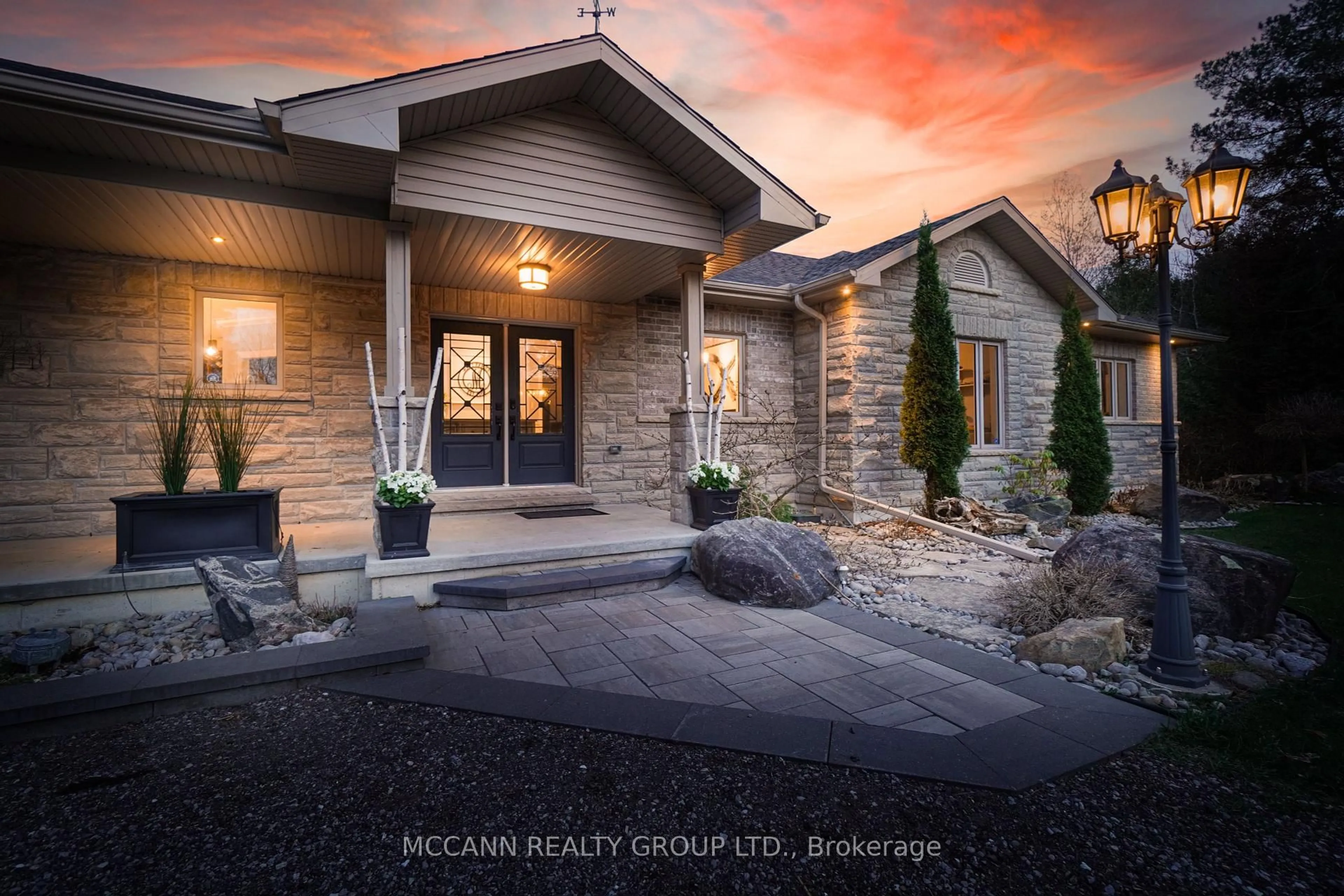 Indoor entryway for 14 Sandy Hook Rd, Uxbridge Ontario L9P 1X2