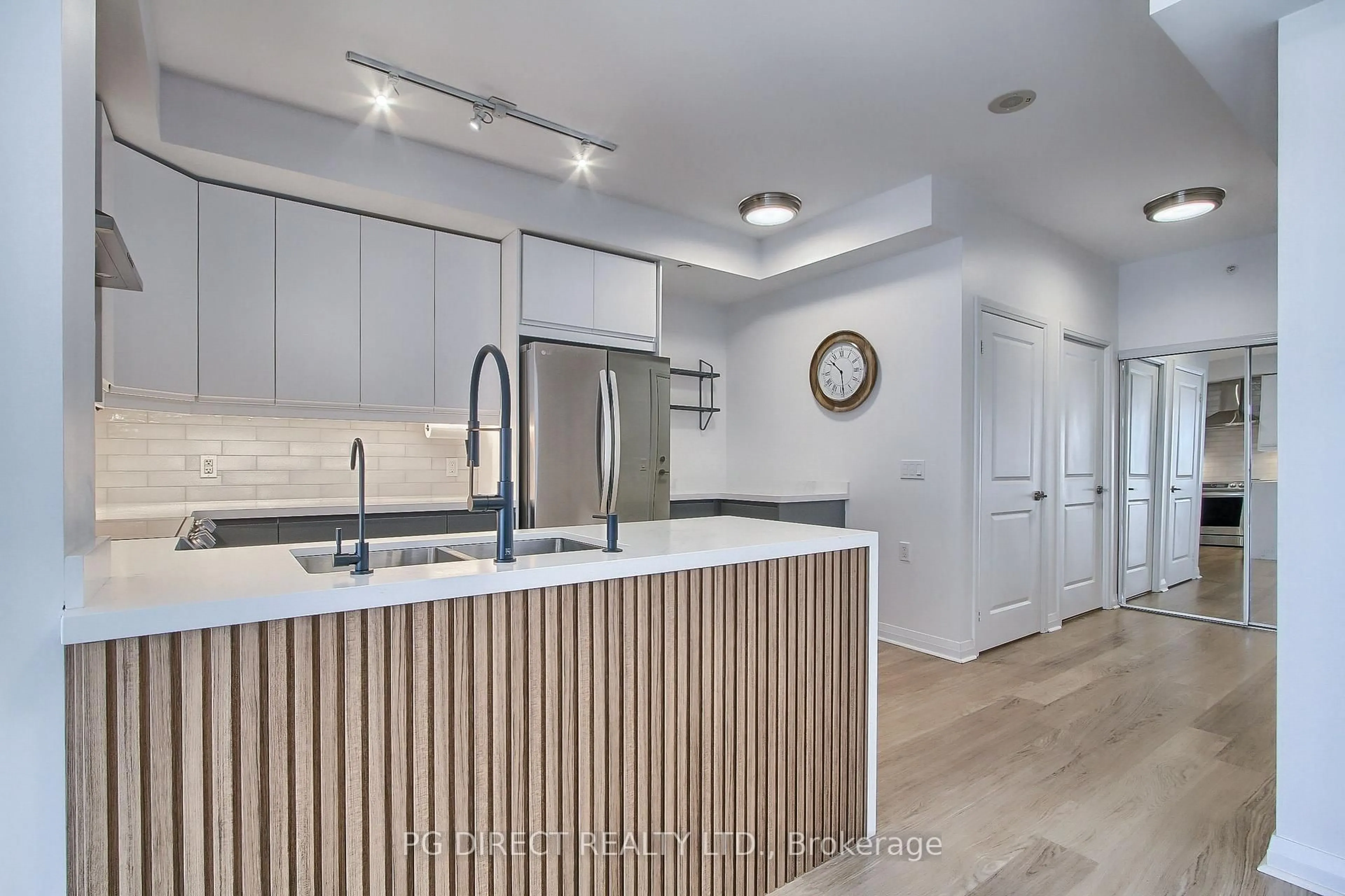 Open concept kitchen, wood/laminate floor for 55 Oneida Cres #703, Richmond Hill Ontario L4B 0E8