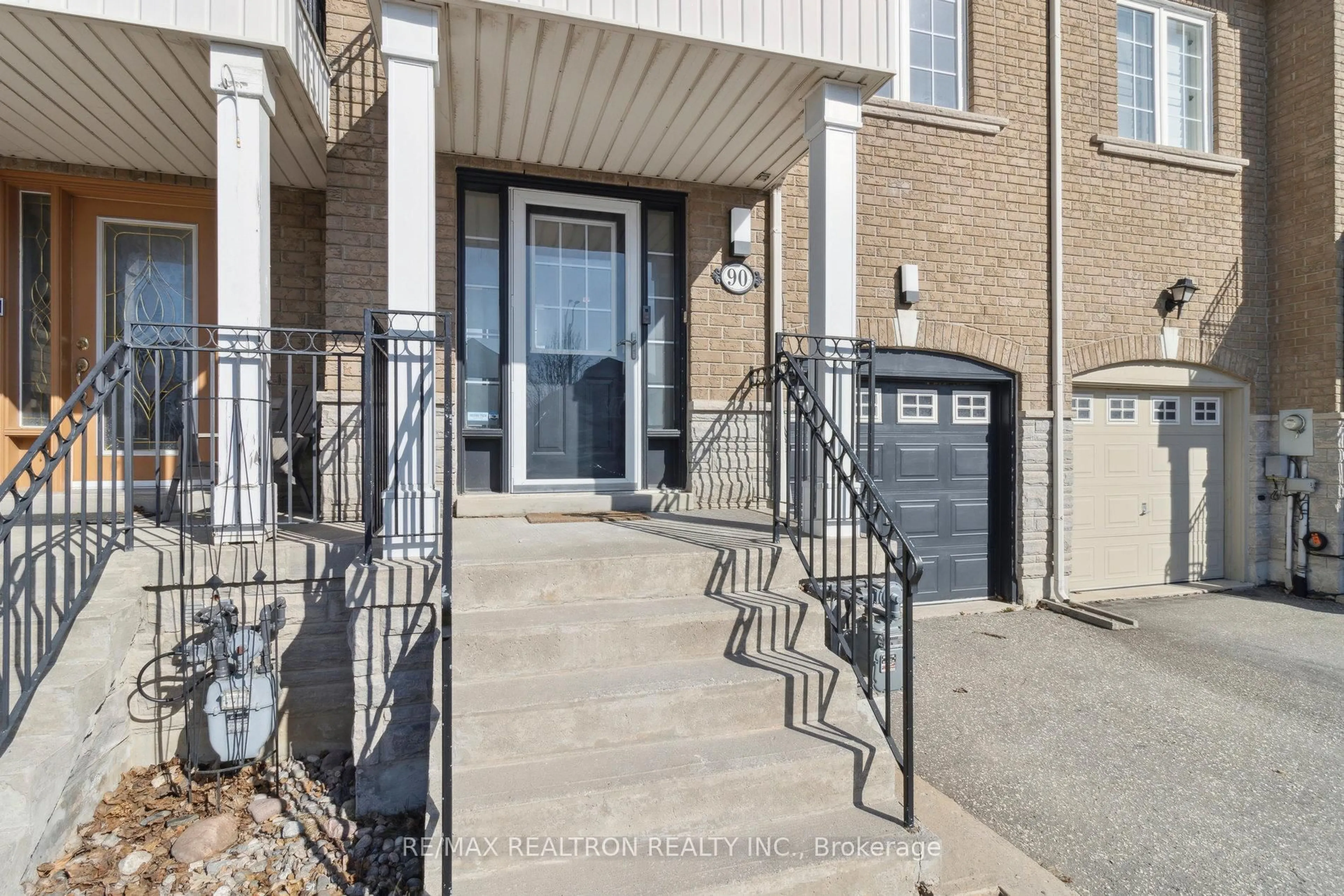 Indoor entryway for 90 Maple Sugar Lane, Vaughan Ontario L4J 8S9