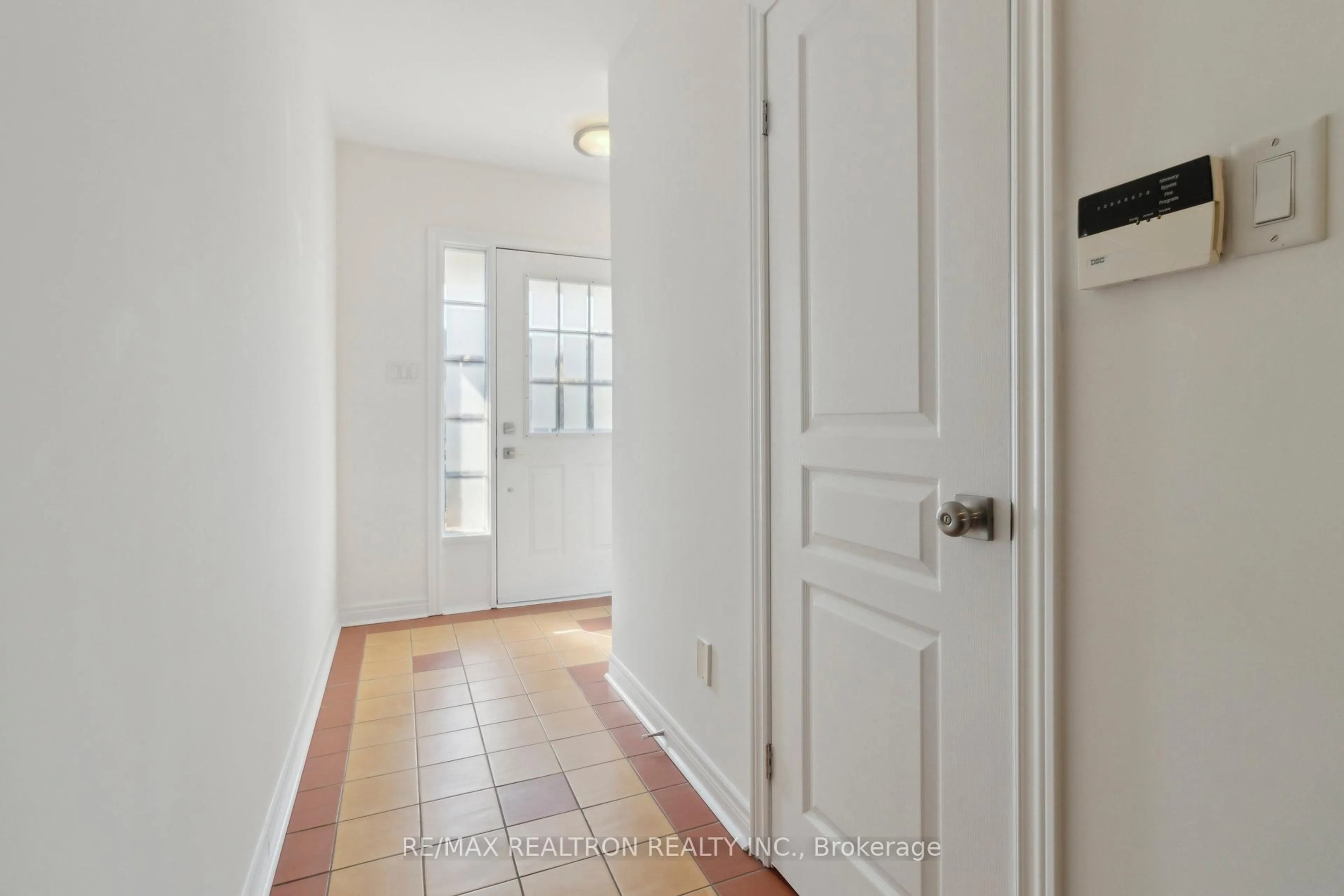 Indoor entryway for 90 Maple Sugar Lane, Vaughan Ontario L4J 8S9