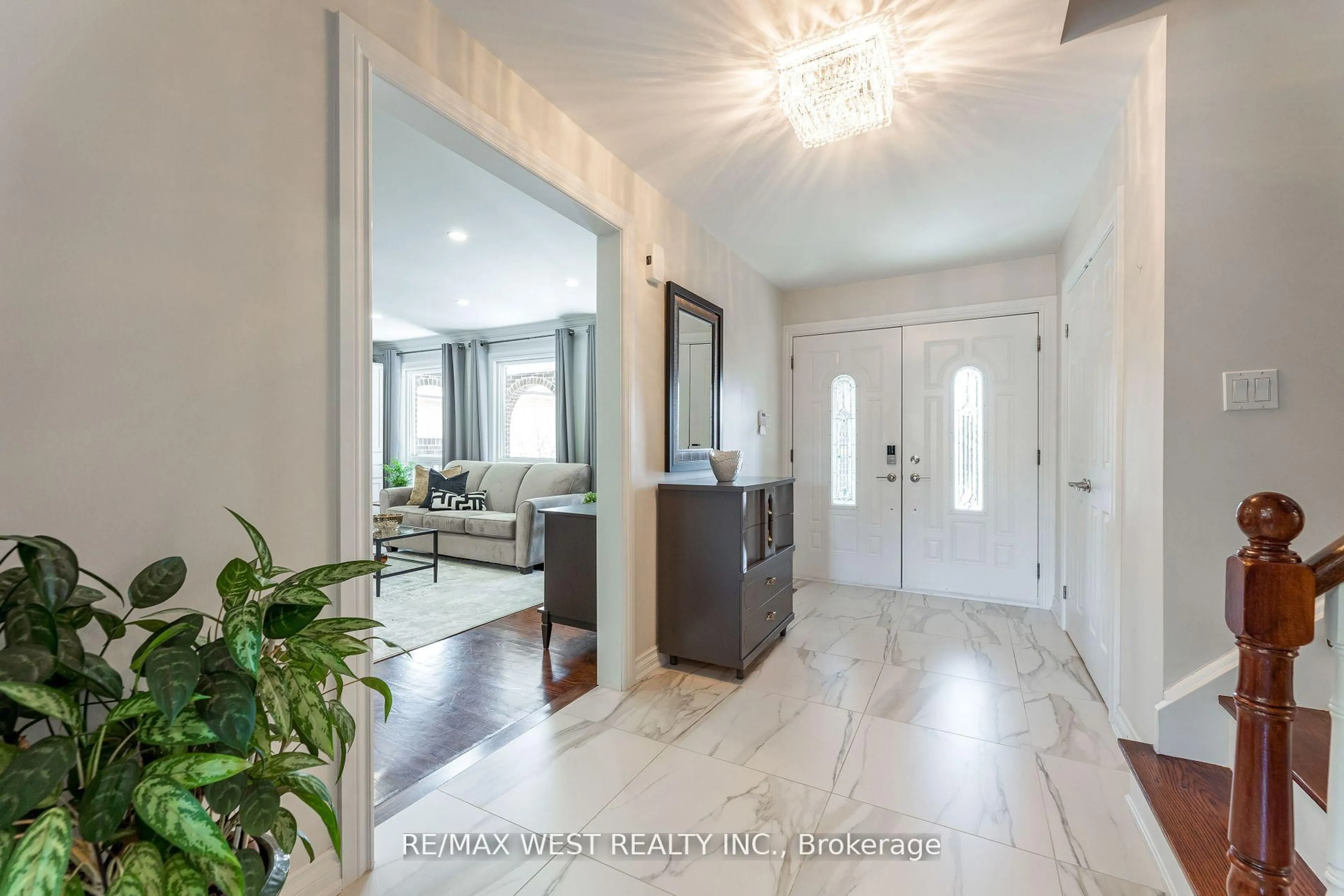 Indoor entryway for 130 Spruce Ave, Richmond Hill Ontario L4C 6W1