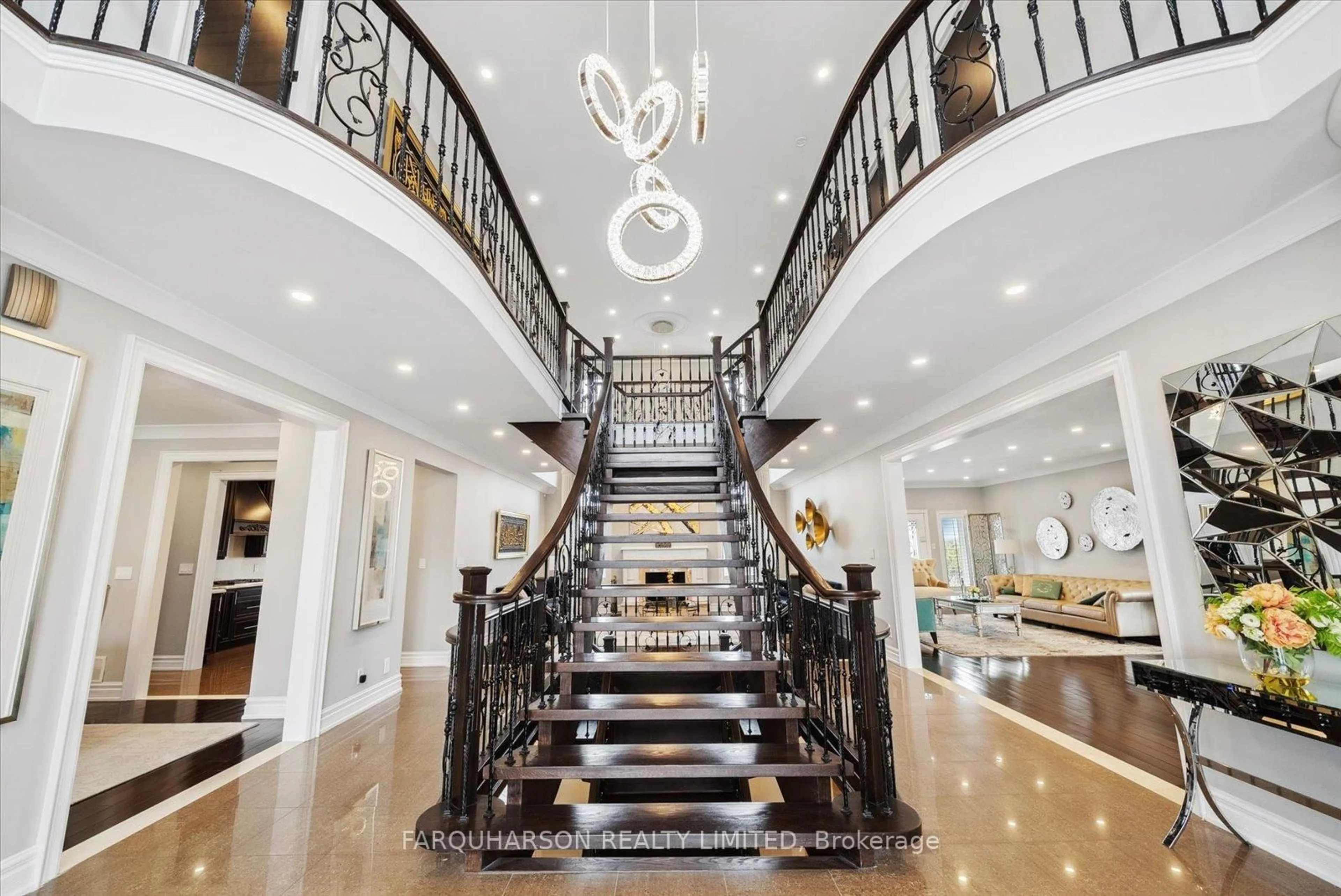 Indoor foyer for 9 Raeview Dr, Whitchurch-Stouffville Ontario L4A 3G7