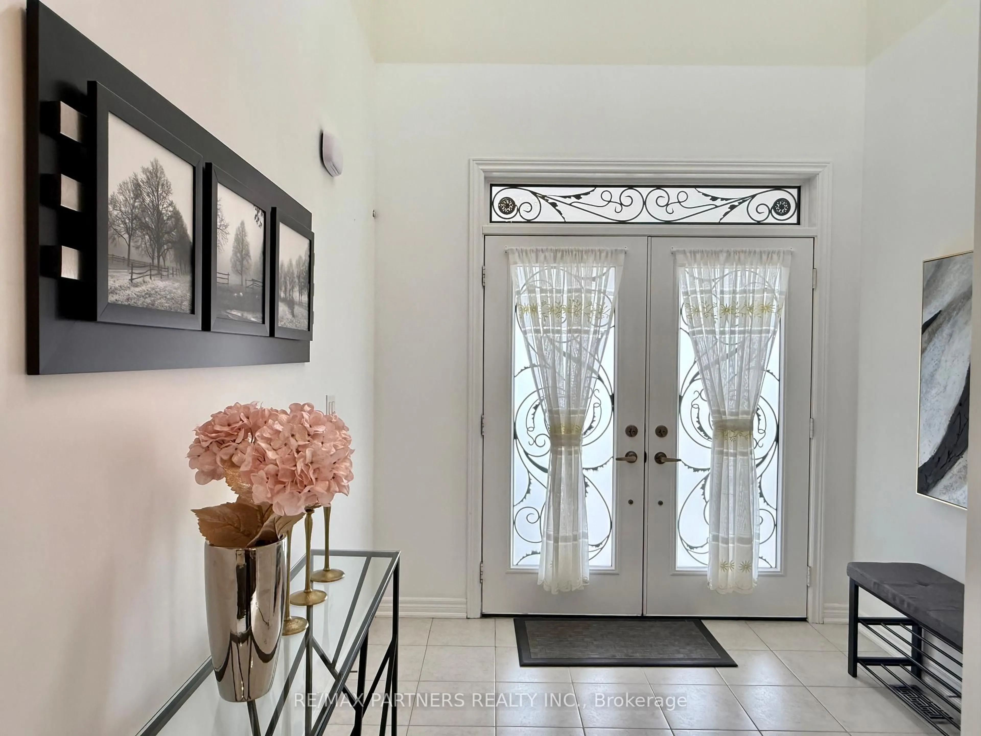 Indoor entryway for 277 Mavrinac Blvd, Aurora Ontario L4G 0E7