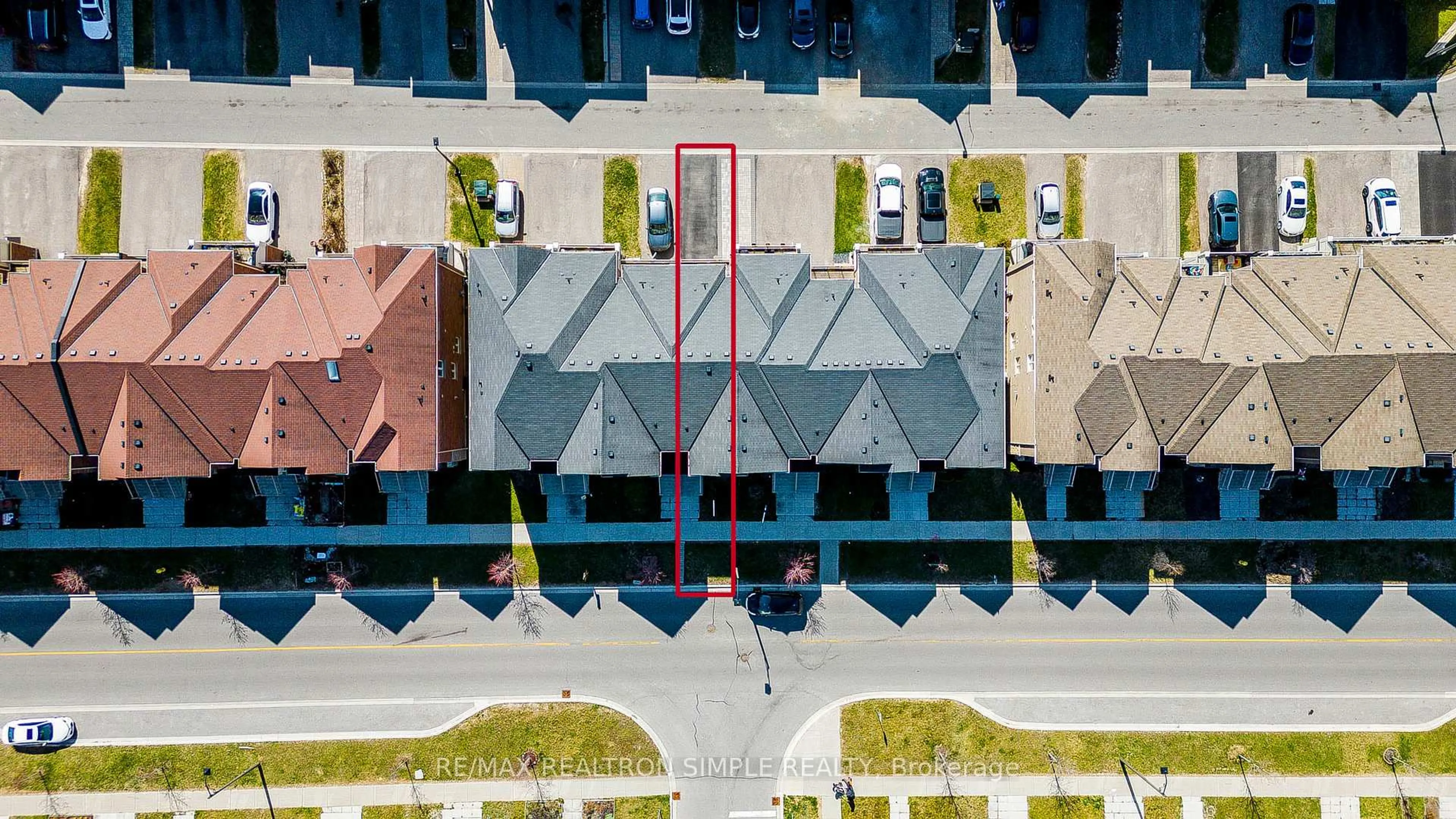 A pic from outside/outdoor area/front of a property/back of a property/a pic from drone, street for 304 Delray Dr, Markham Ontario L6E 0R1