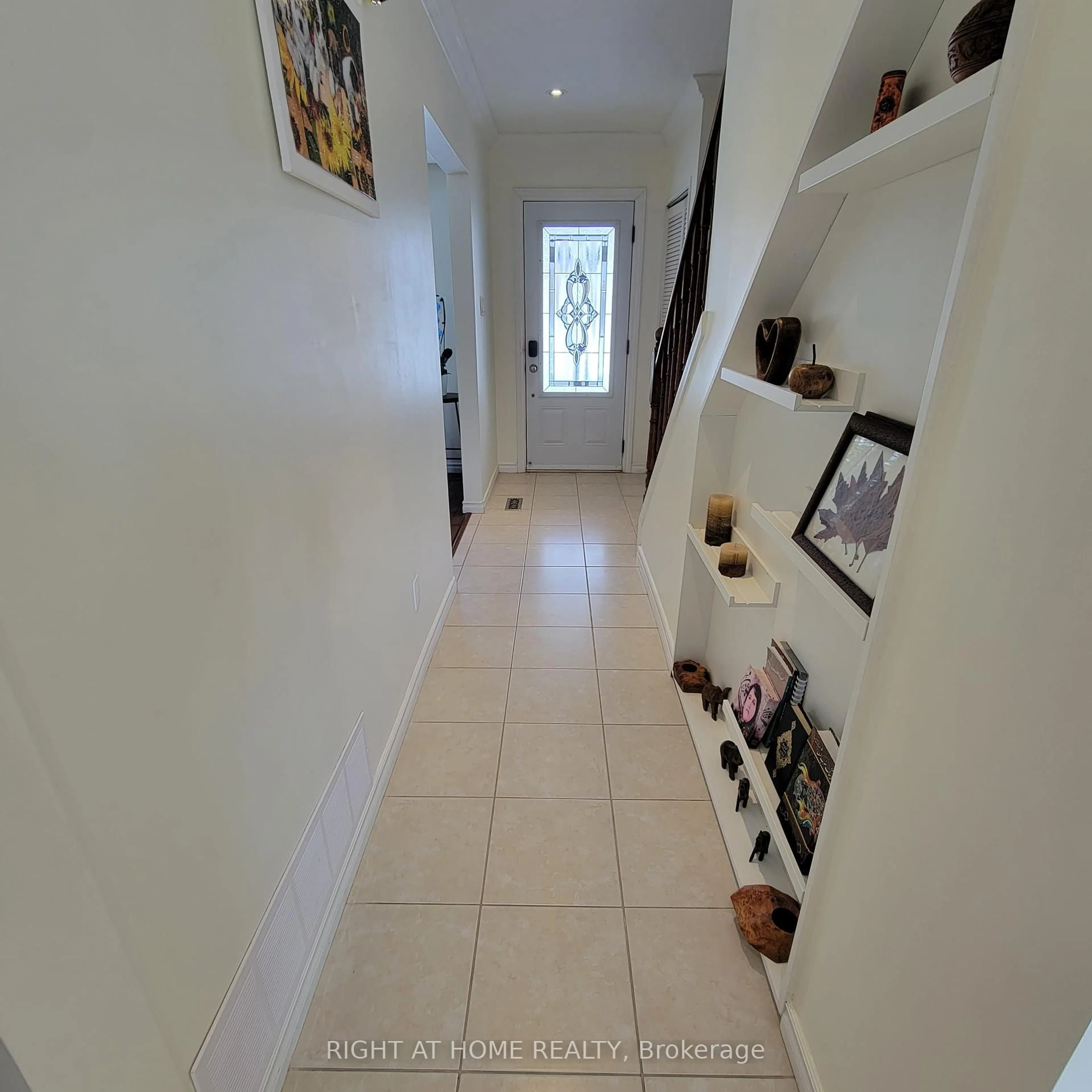 Indoor foyer for 33 Royal Orchard Blvd, Markham Ontario L3T 3C4