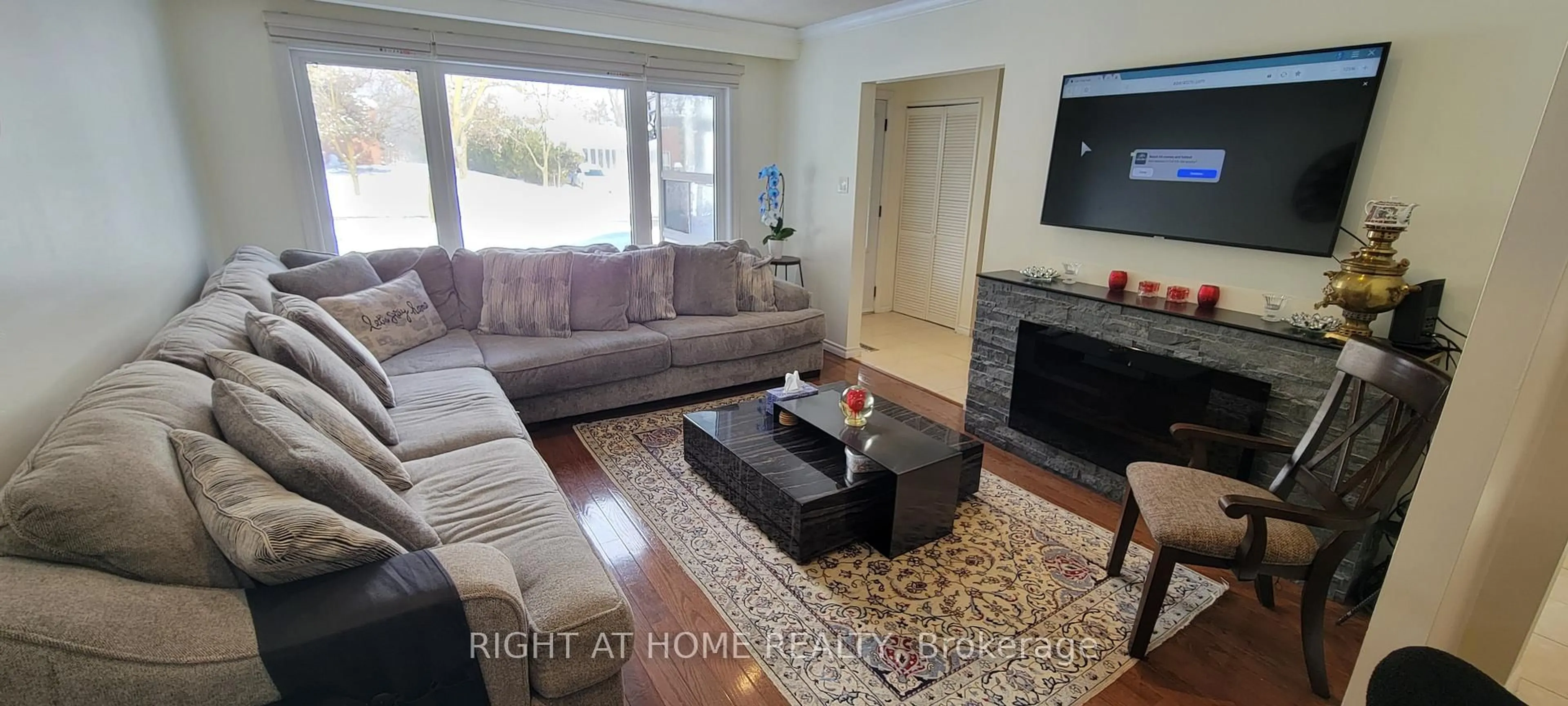 Living room with furniture, wood/laminate floor for 33 Royal Orchard Blvd, Markham Ontario L3T 3C4
