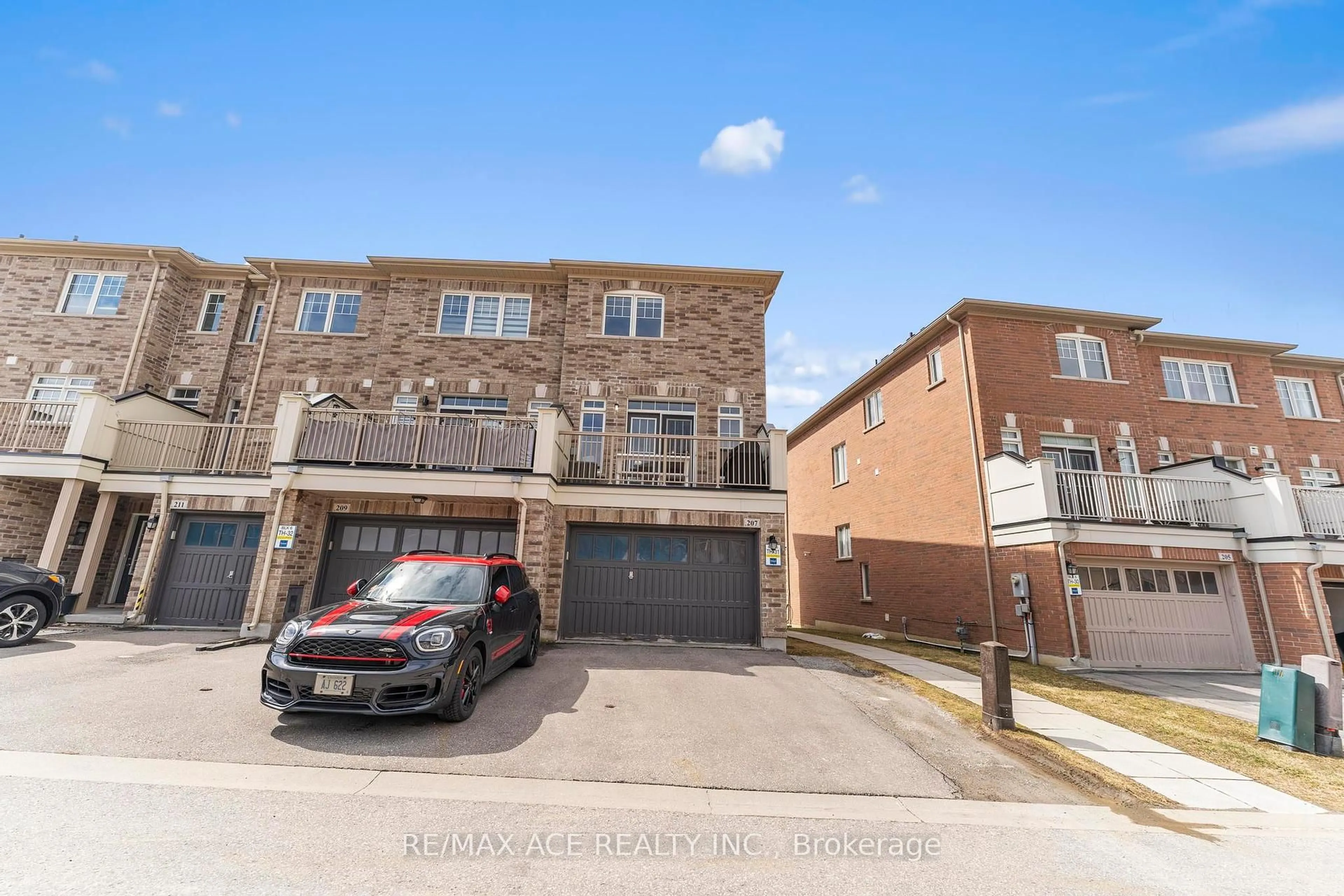 A pic from outside/outdoor area/front of a property/back of a property/a pic from drone, street for 207 Dundas Way, Markham Ontario L6E 0T1