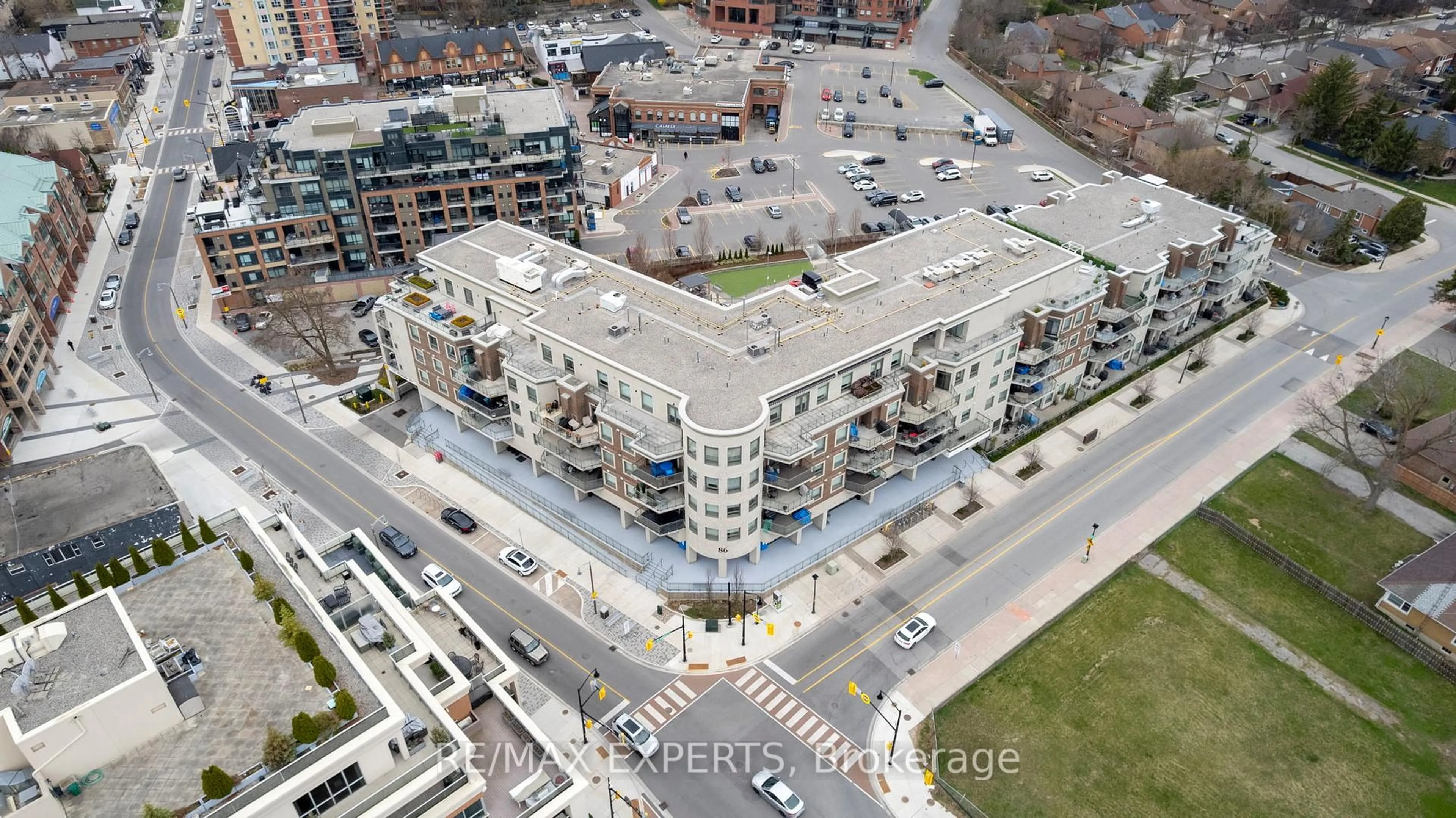 A pic from outside/outdoor area/front of a property/back of a property/a pic from drone, building for 86 Woodbridge Ave #232, Vaughan Ontario L4L 2S6