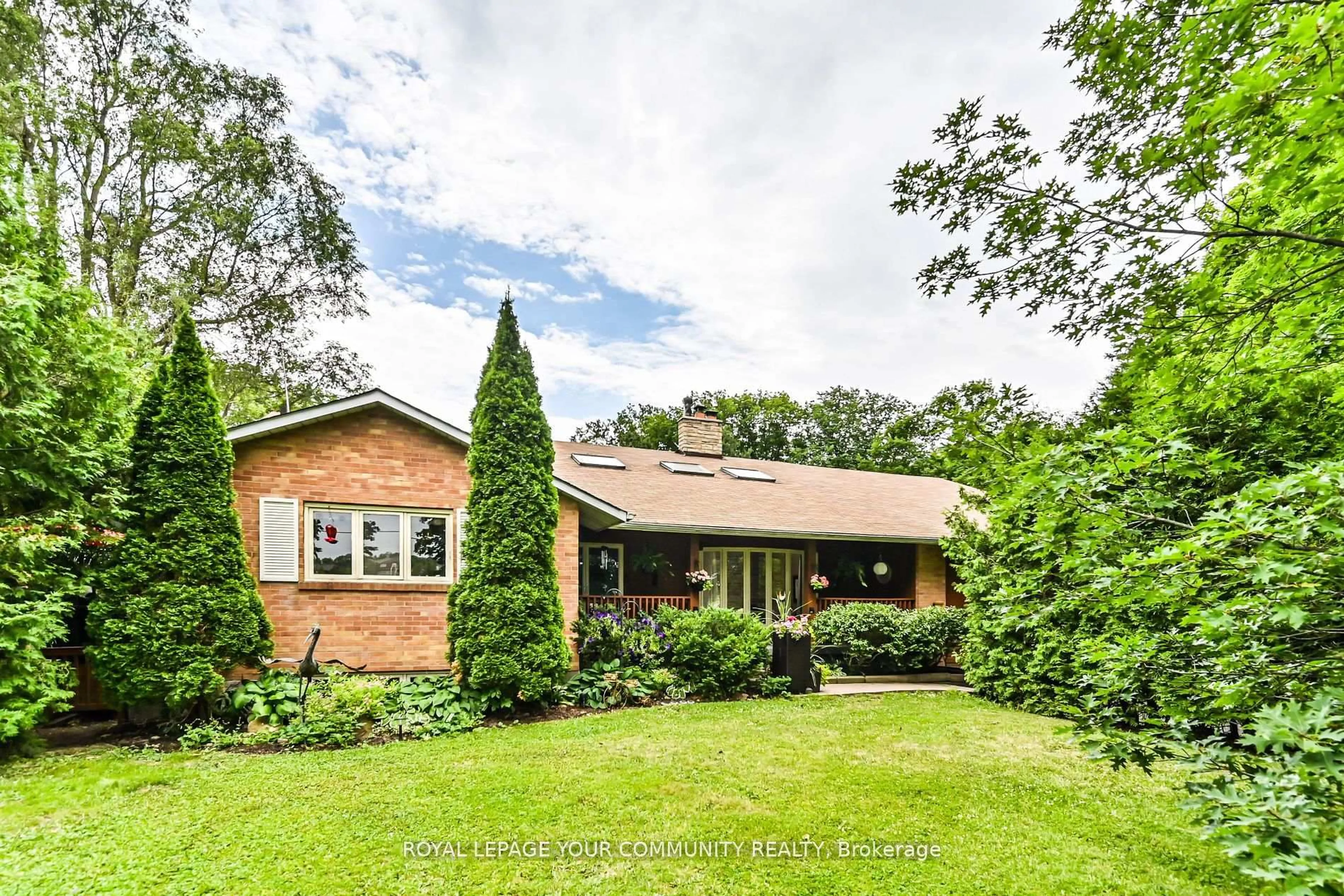 A pic from outside/outdoor area/front of a property/back of a property/a pic from drone, unknown for 247 Harris Ave, Richmond Hill Ontario L4E 3M3