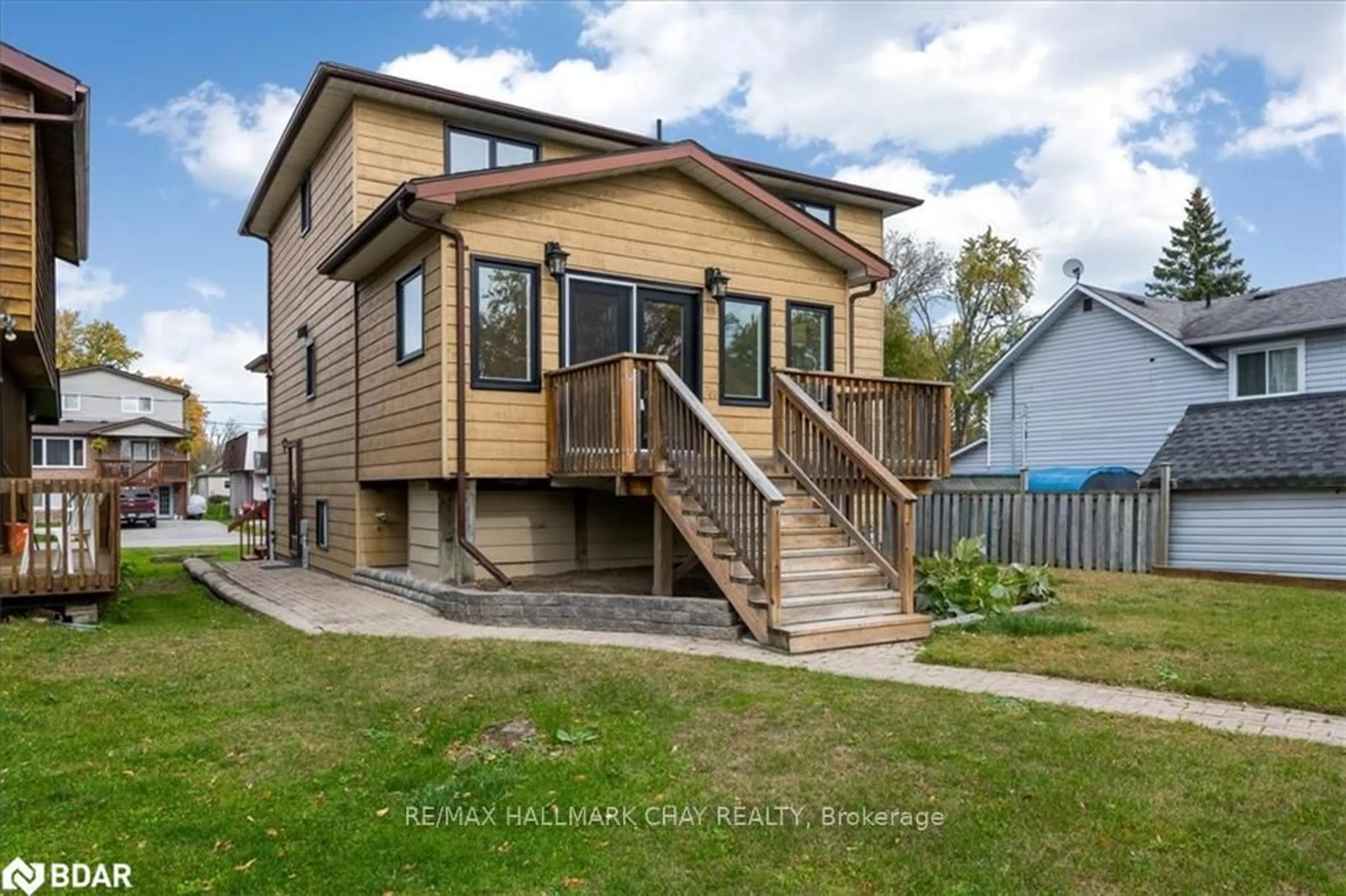 Home with vinyl exterior material, street for 1063 WOOD St, Innisfil Ontario L0L 1K0