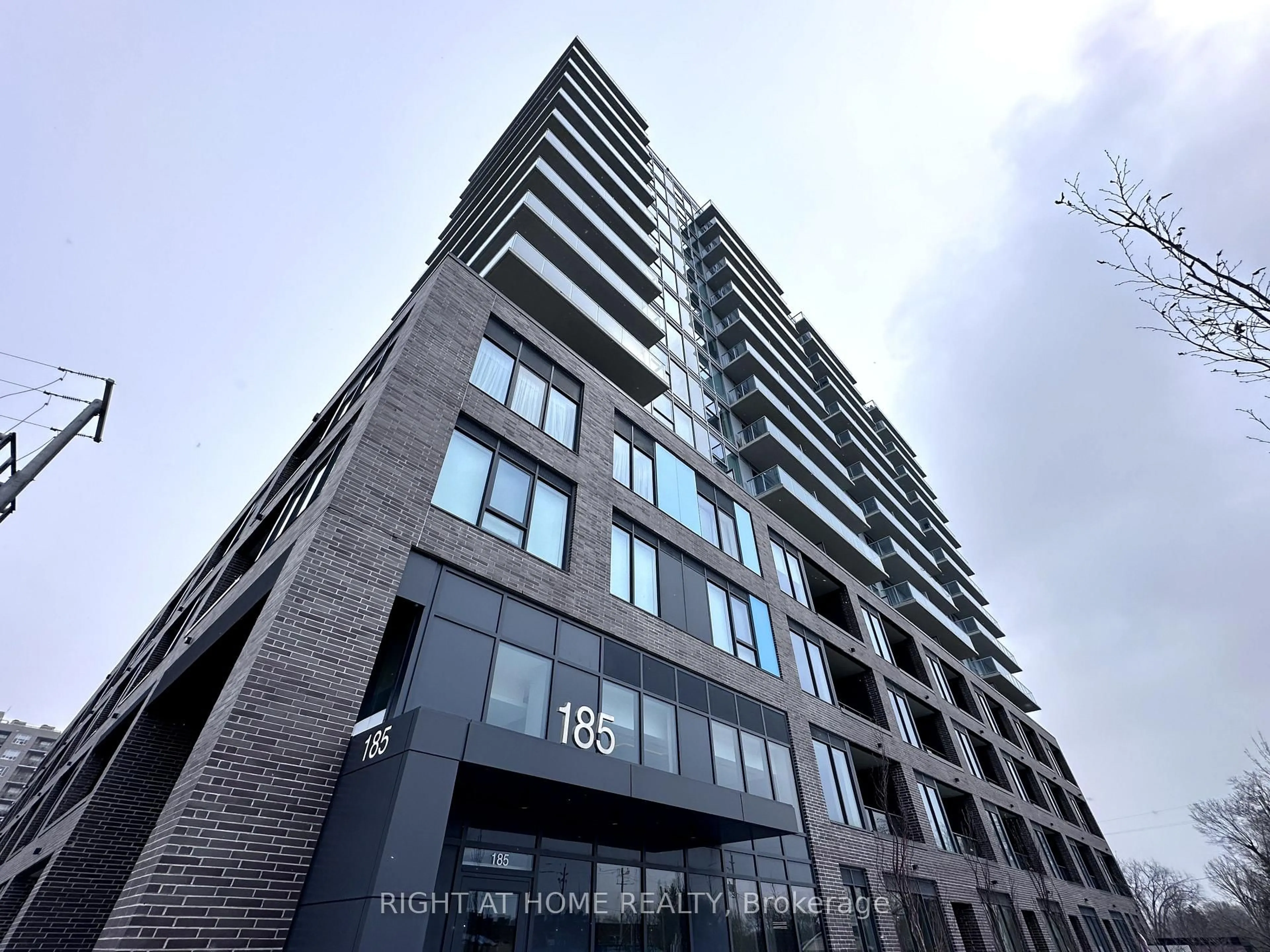 A pic from outside/outdoor area/front of a property/back of a property/a pic from drone, building for 185 Deerfield Rd #209, Newmarket Ontario L3Y 0G7