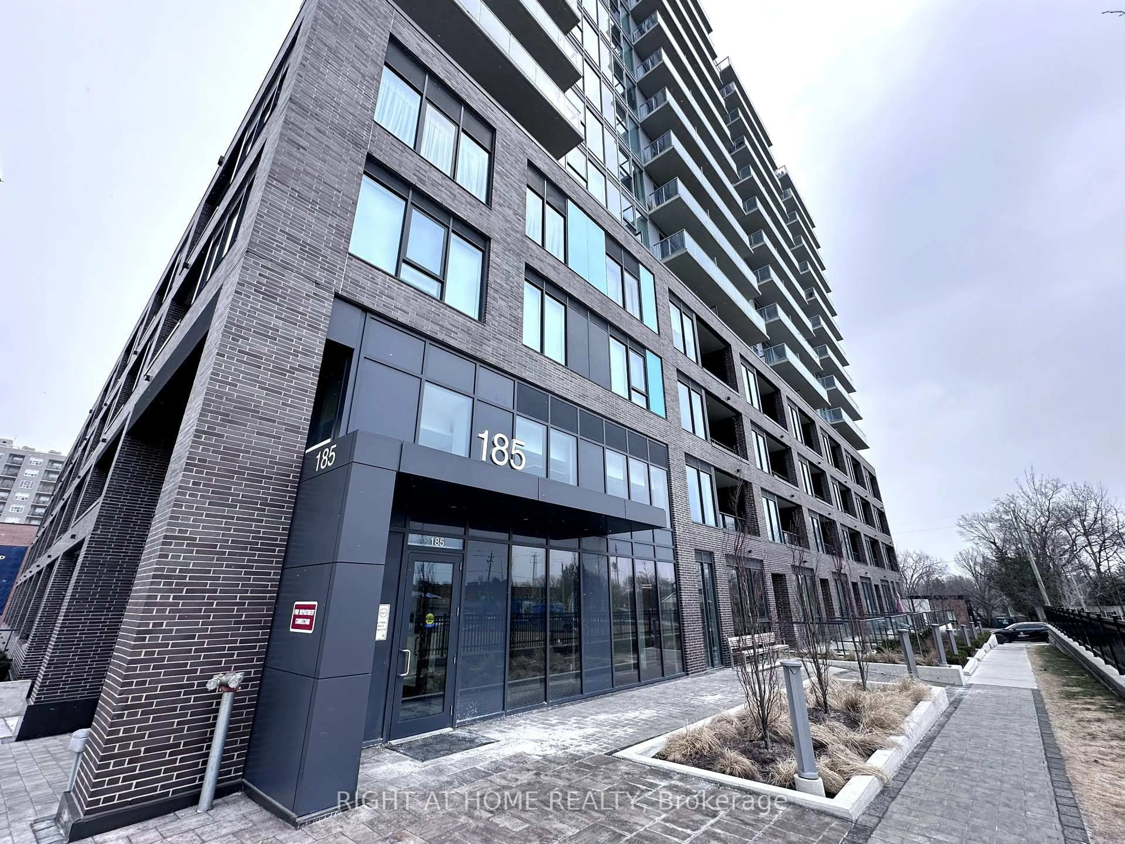 Unknown for 185 Deerfield Rd #209, Newmarket Ontario L3Y 0G7