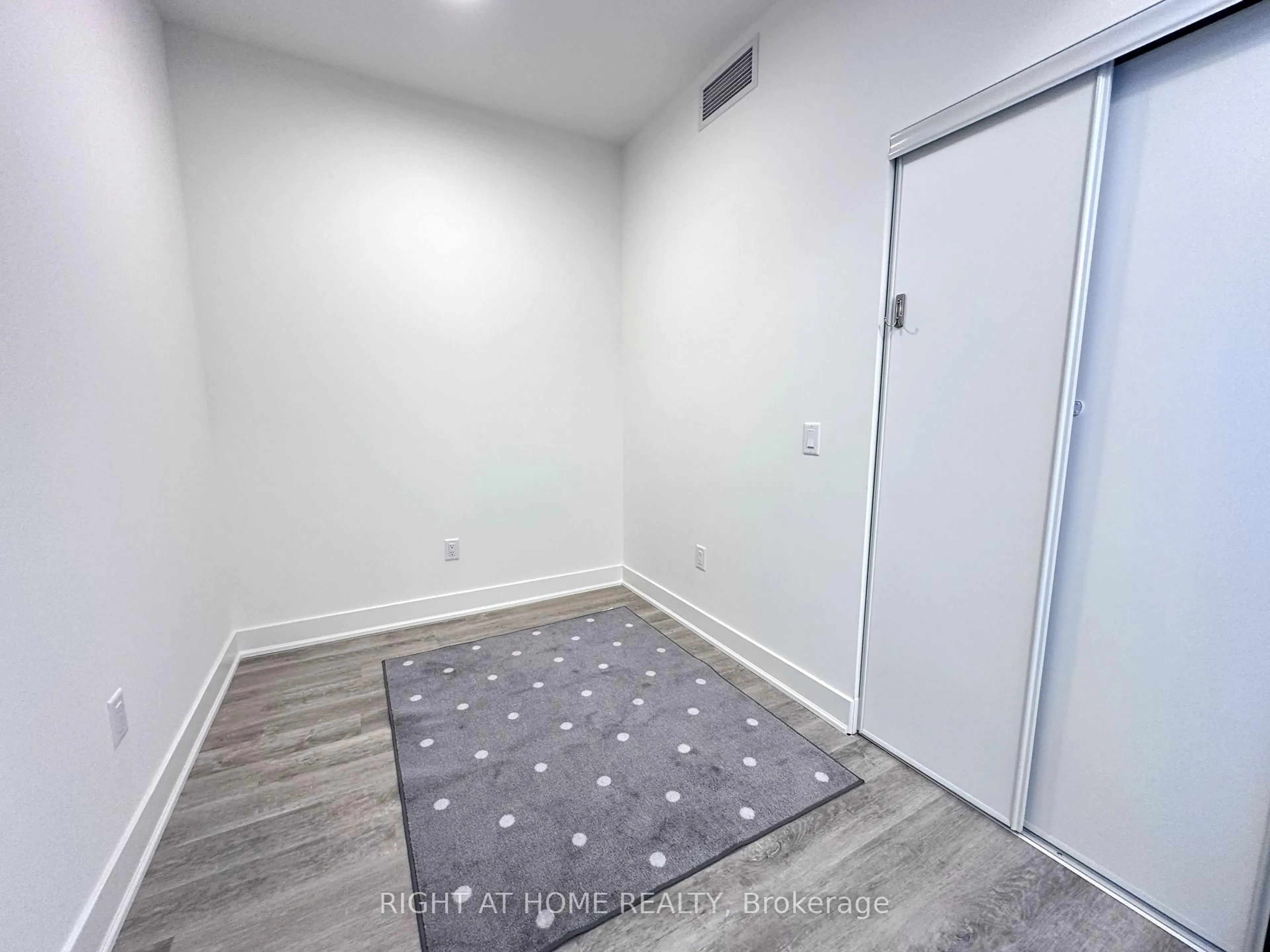 A pic of a room for 185 Deerfield Rd #209, Newmarket Ontario L3Y 0G7