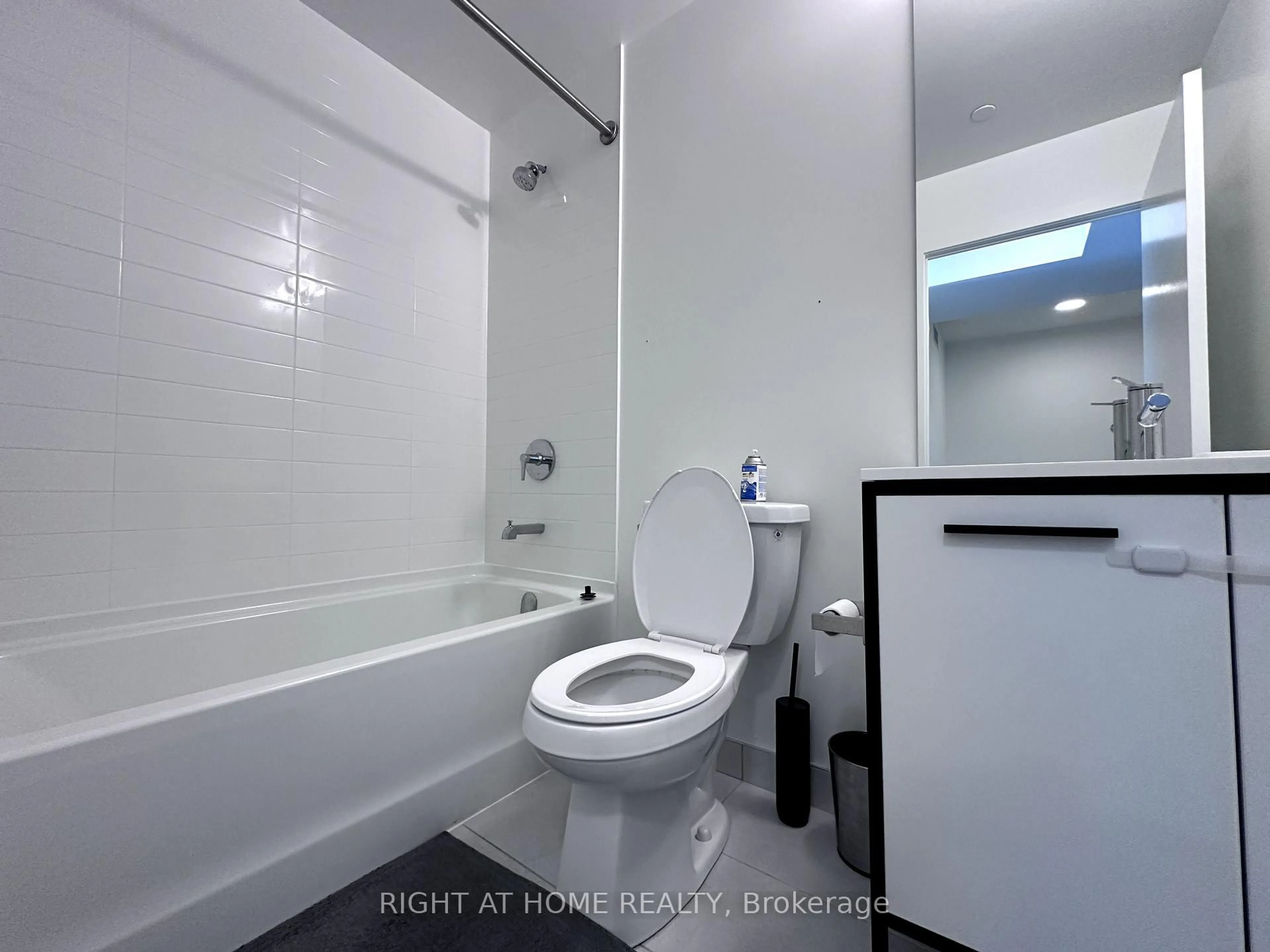 Standard bathroom, floor is not visible for 185 Deerfield Rd #209, Newmarket Ontario L3Y 0G7