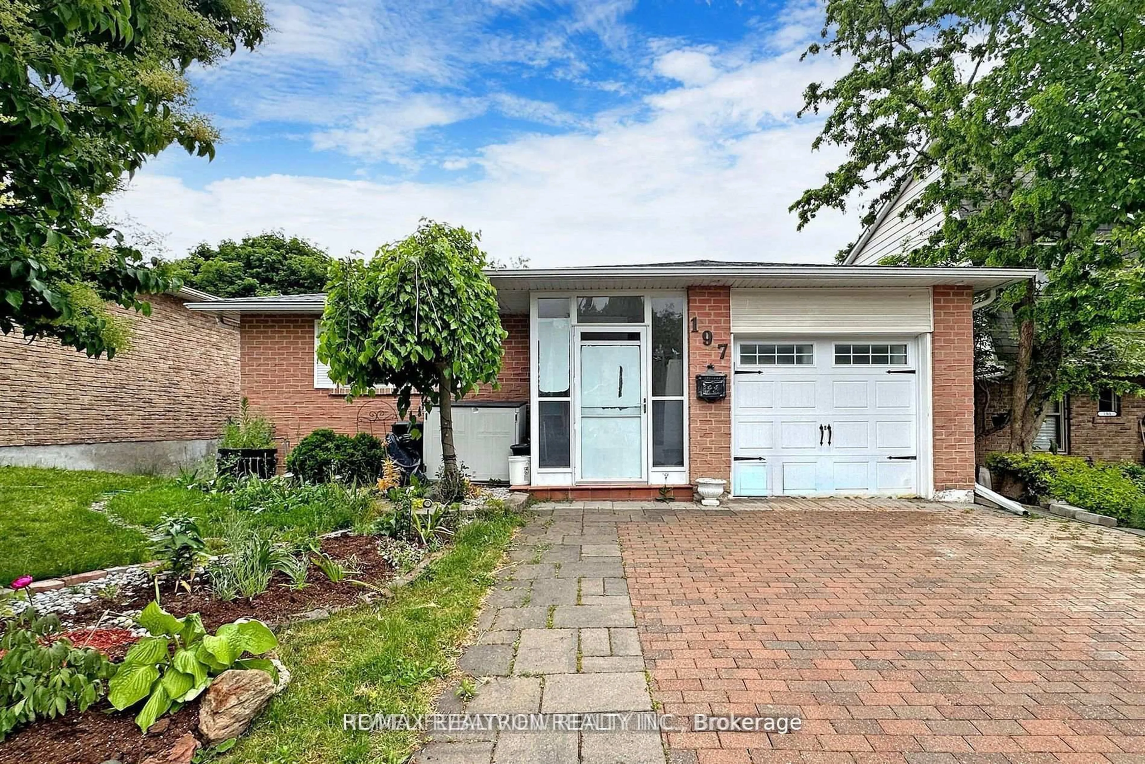 Home with brick exterior material, street for 197 Lloyd Ave, Newmarket Ontario L3Y 5L4