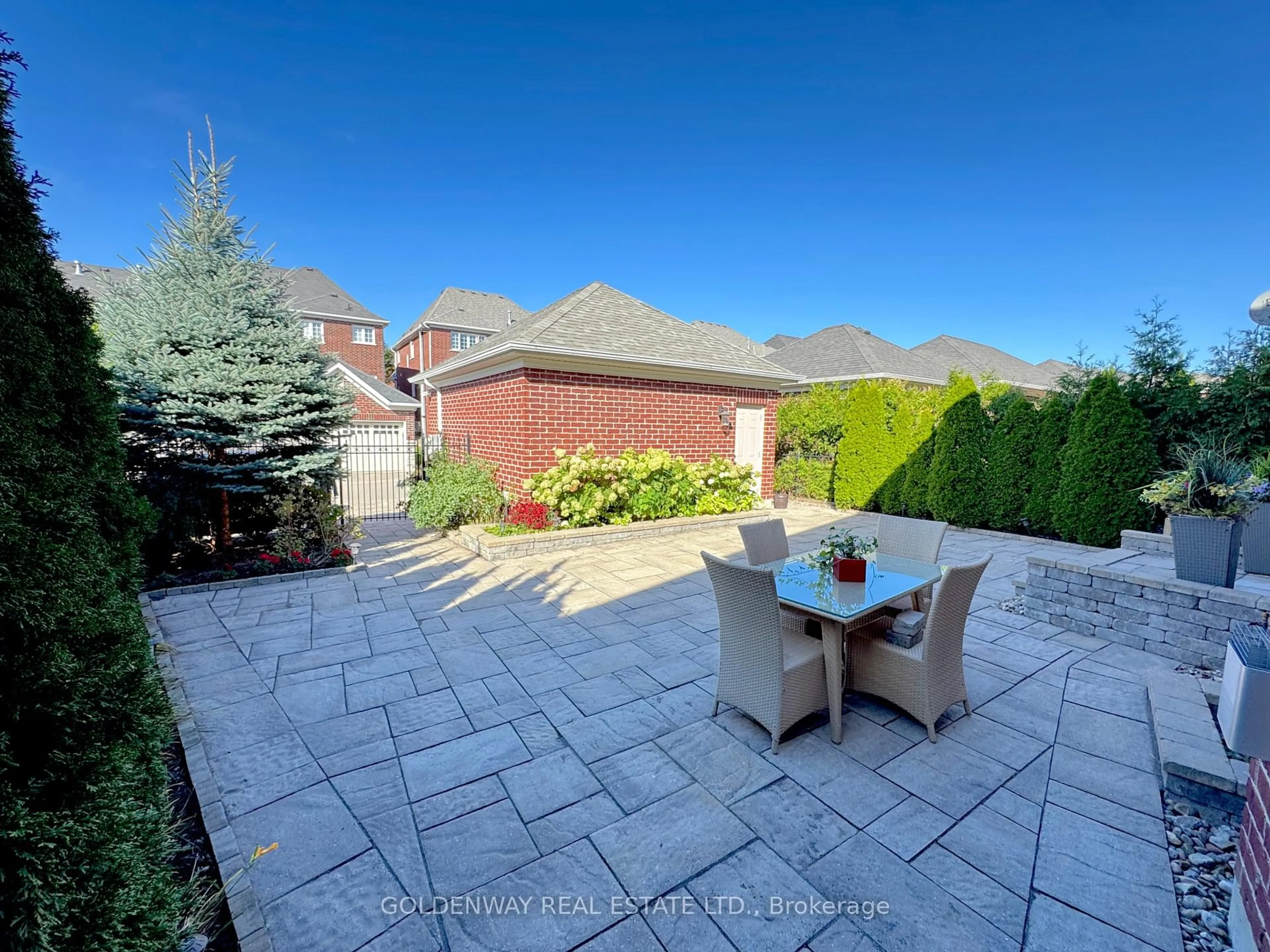 A pic from outside/outdoor area/front of a property/back of a property/a pic from drone, street for 215 Angus Glen Blvd, Markham Ontario L6C 0K1