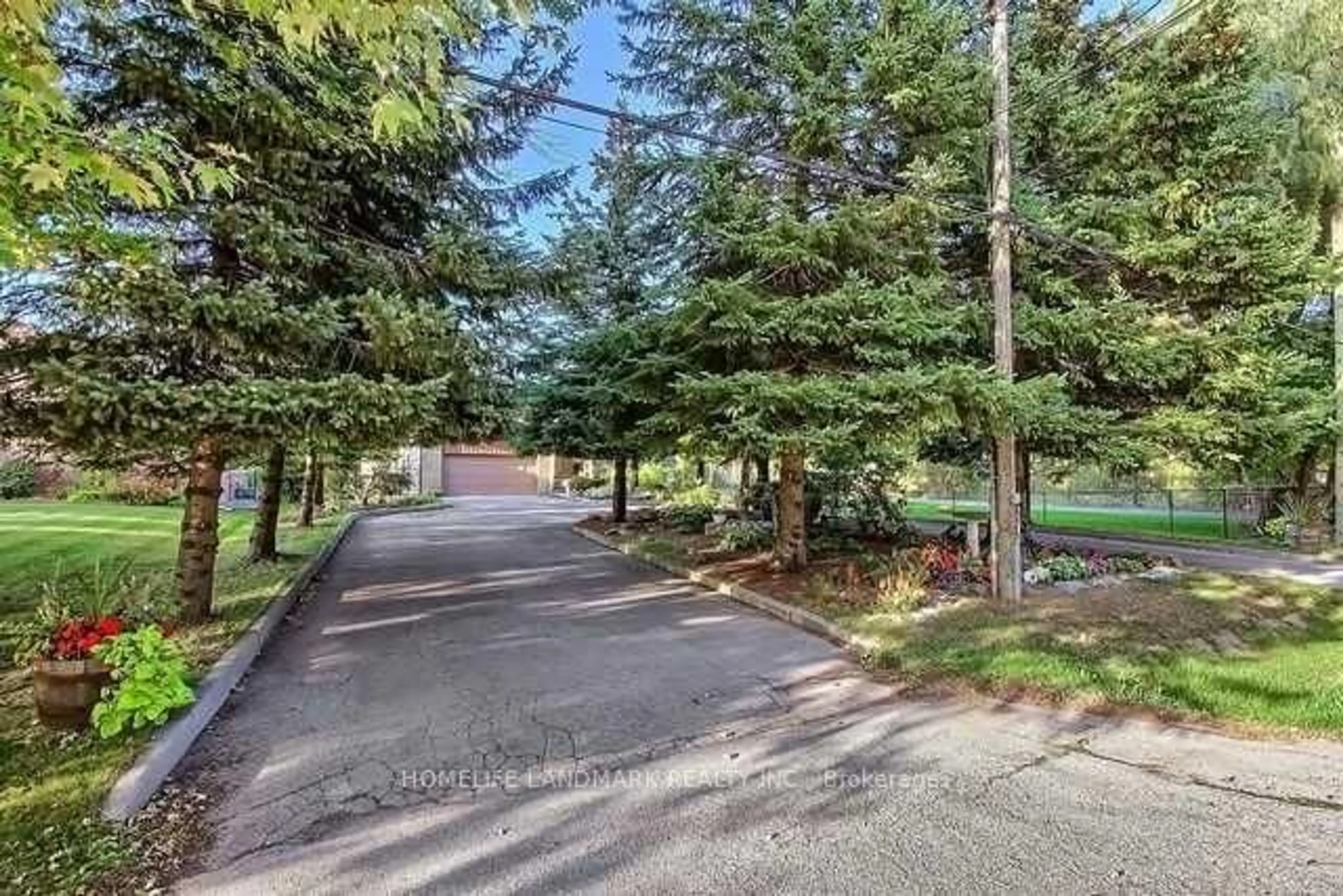A pic from outside/outdoor area/front of a property/back of a property/a pic from drone, street for 10 Maple Grove Ave, Richmond Hill Ontario L4E 2T3