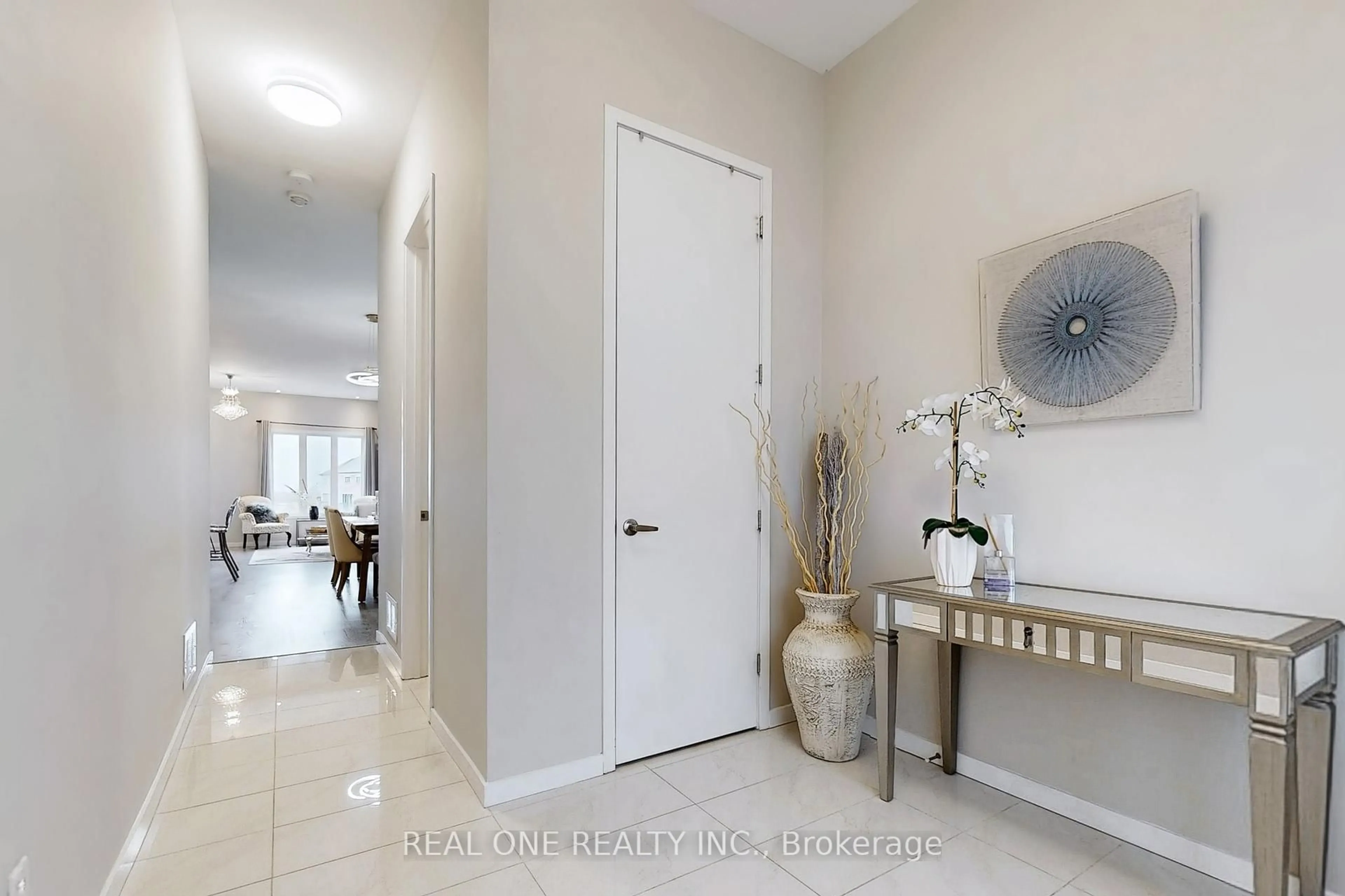 Indoor entryway for 240 Elyse Crt, Aurora Ontario L4G 2C9