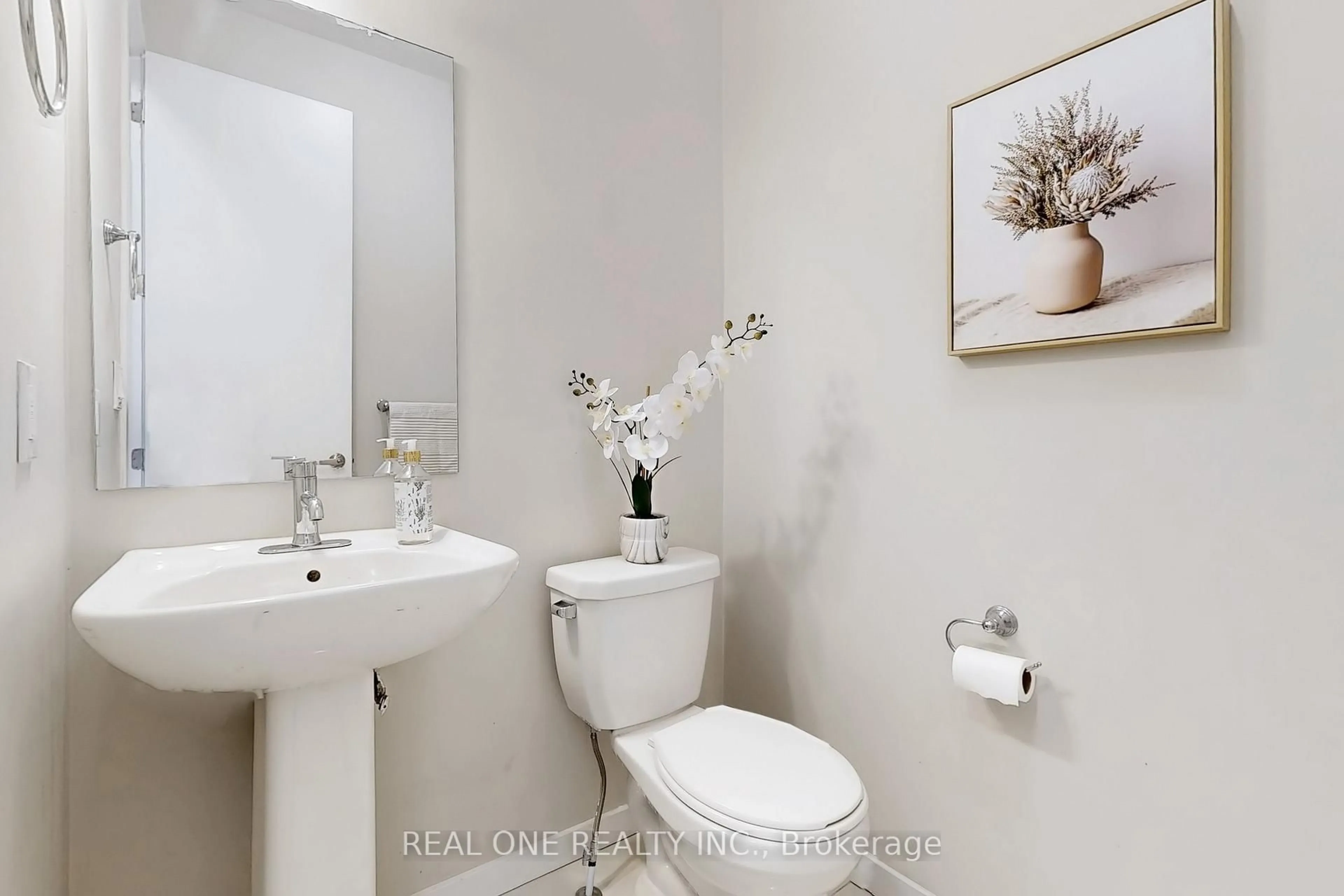 Standard bathroom, unknown for 240 Elyse Crt, Aurora Ontario L4G 2C9