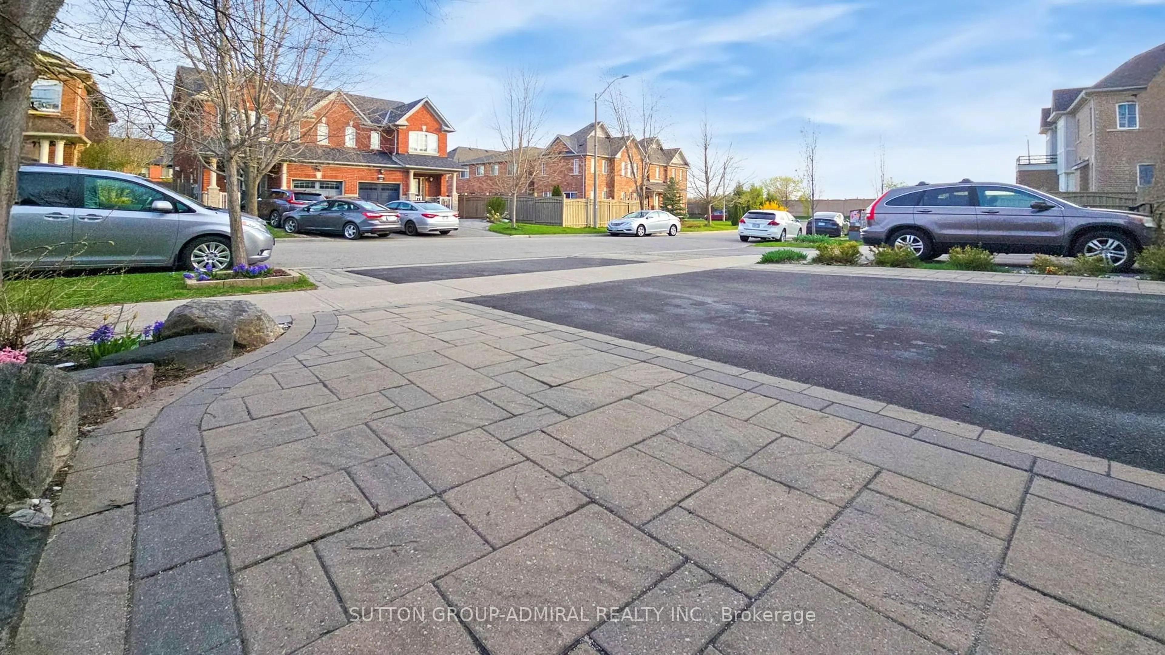 A pic from outside/outdoor area/front of a property/back of a property/a pic from drone, street for 186 Ascalon Dr, Vaughan Ontario L6A 0M8