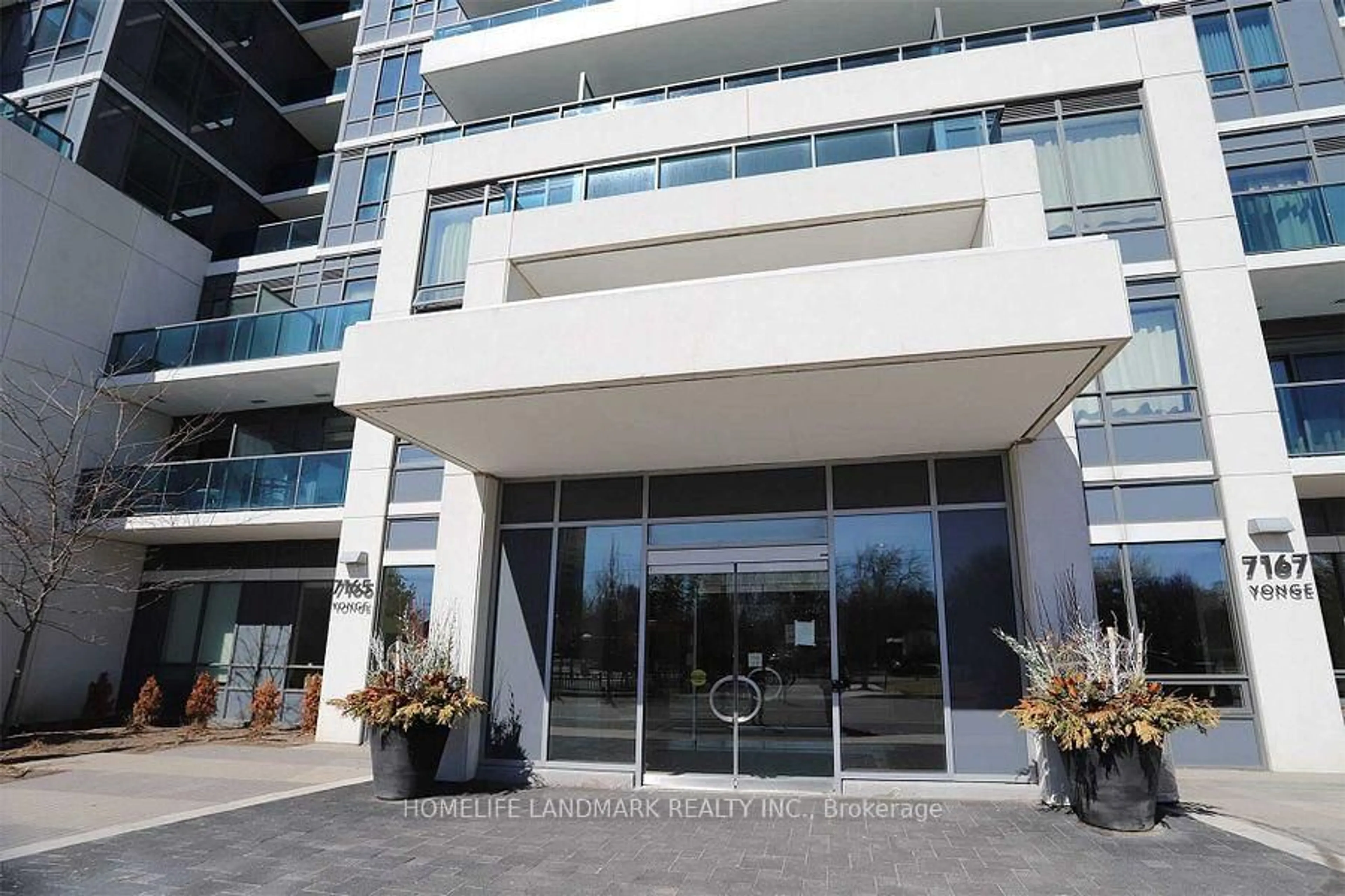 Indoor foyer for 7165 Yonge St #635, Markham Ontario L3T 0C9