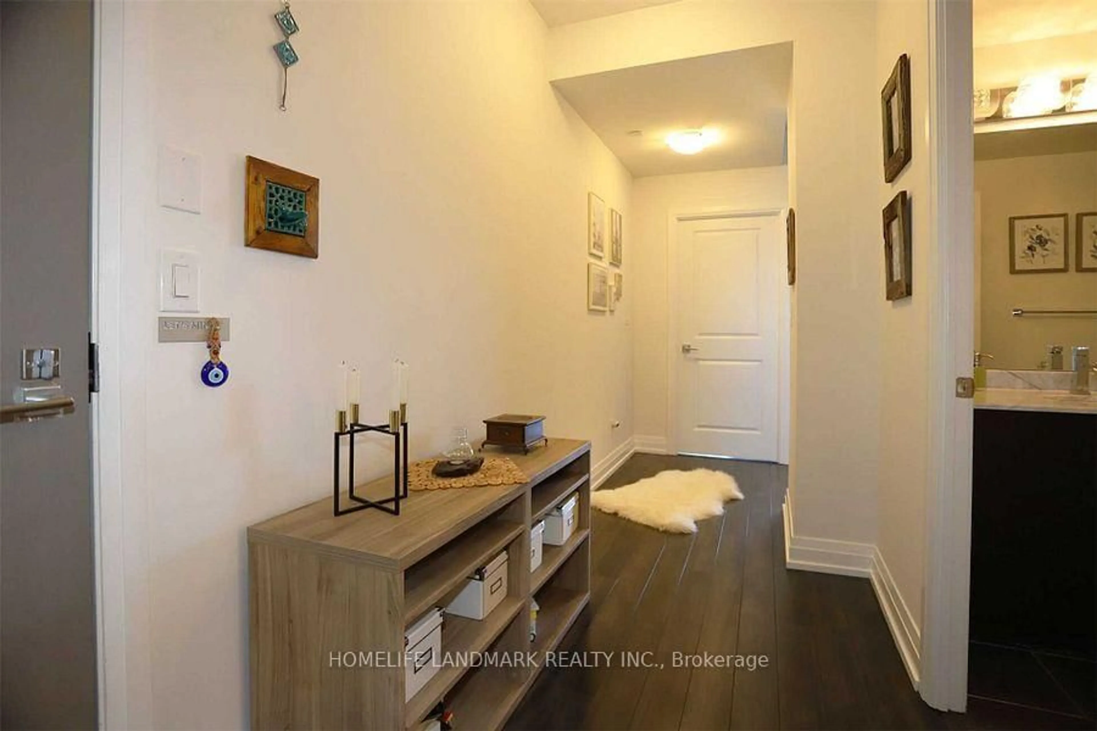 Indoor entryway for 7165 Yonge St #635, Markham Ontario L3T 0C9