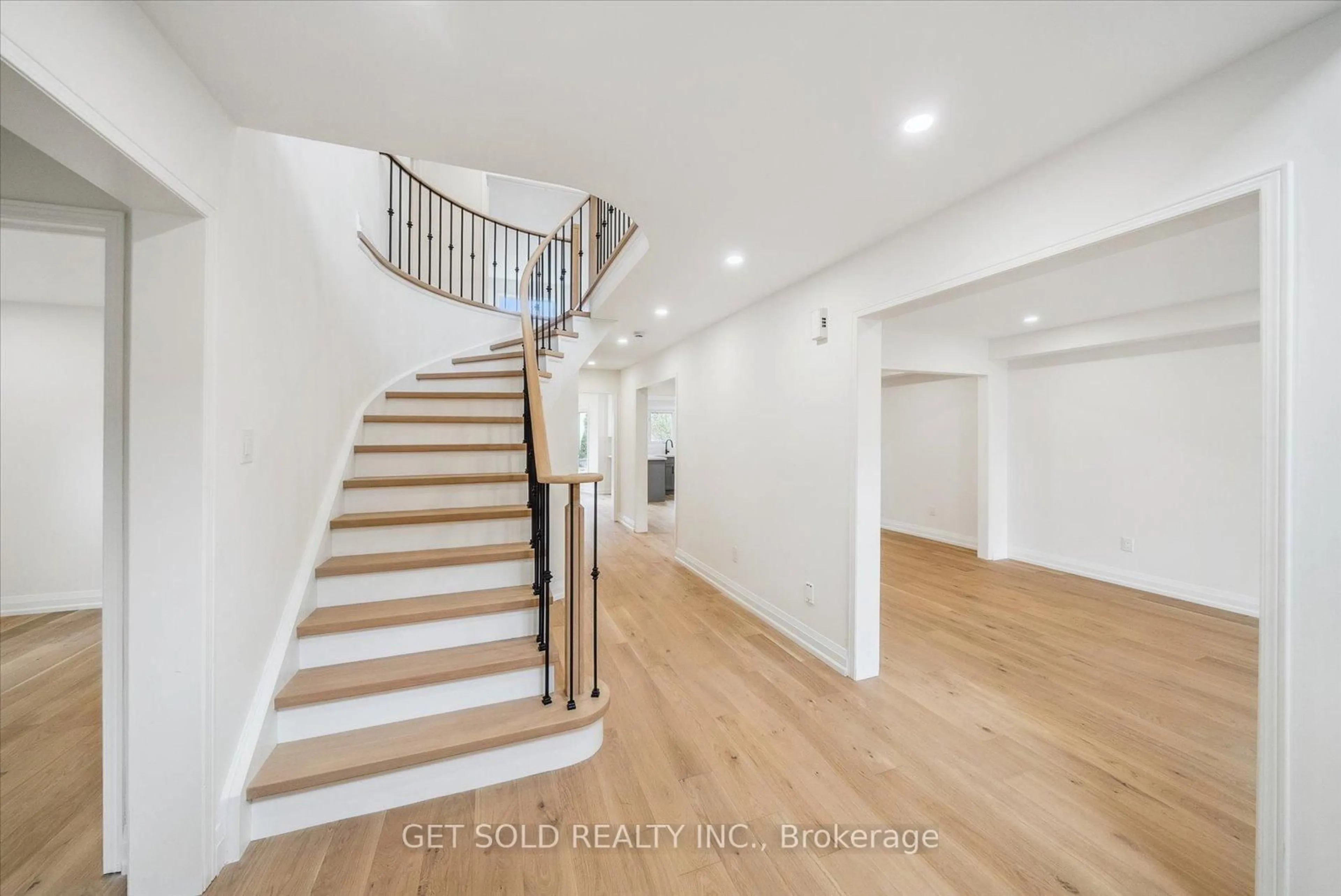 Indoor foyer for 27 Edenbridge Dr, Vaughan Ontario L4J 7V1