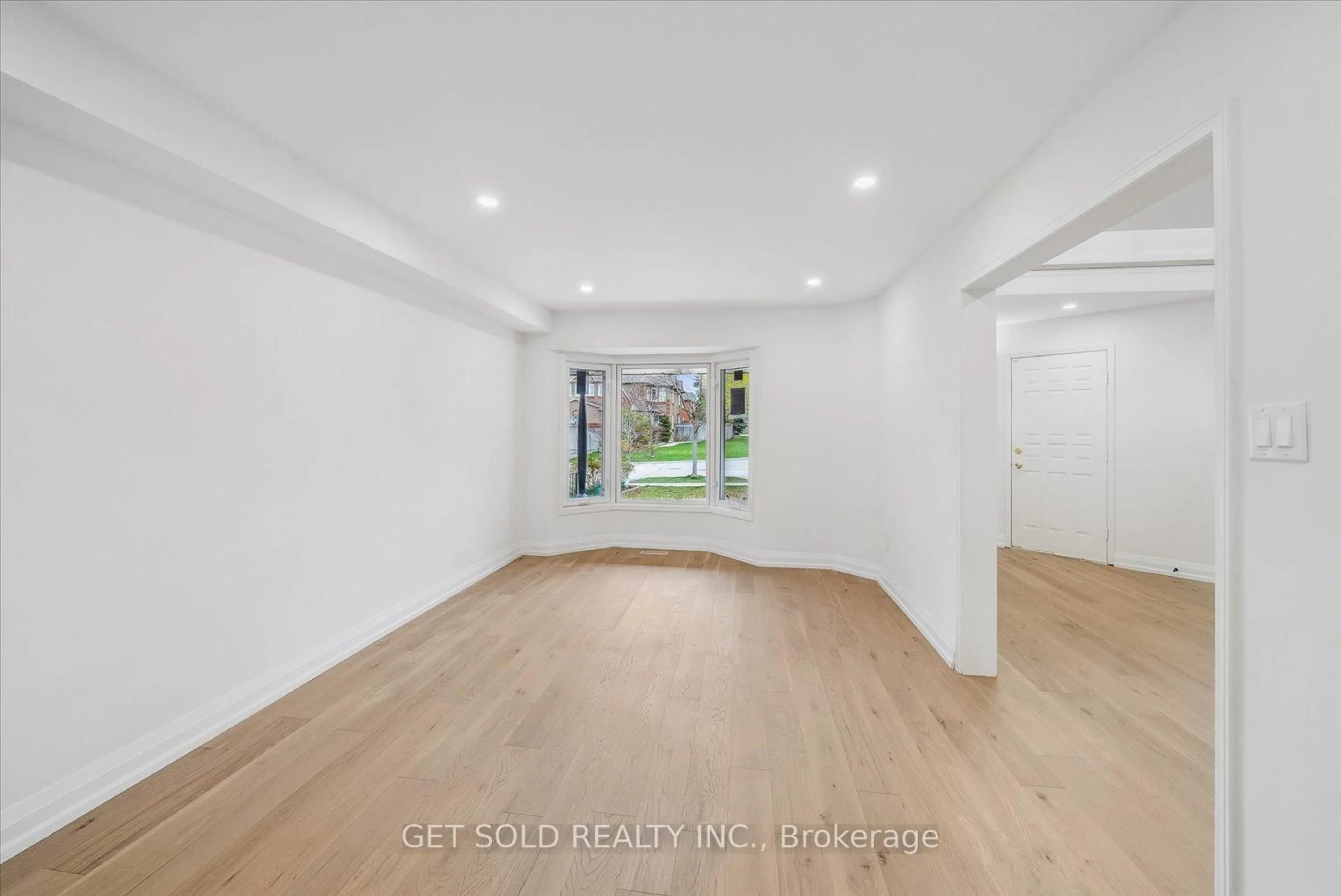 A pic of a room for 27 Edenbridge Dr, Vaughan Ontario L4J 7V1