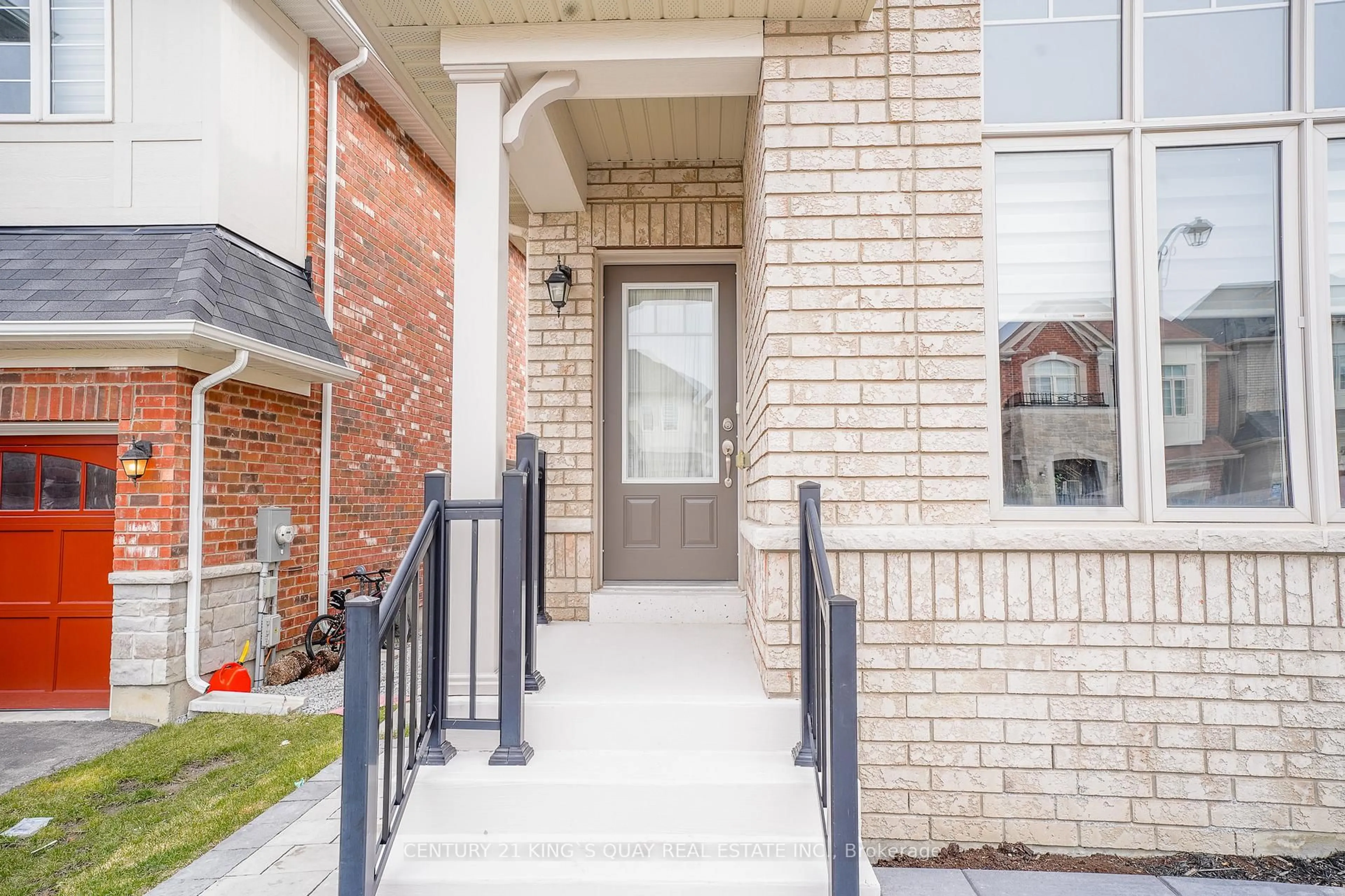 Home with brick exterior material, street for 7 John Moore Rd, East Gwillimbury Ontario L9N 0P4