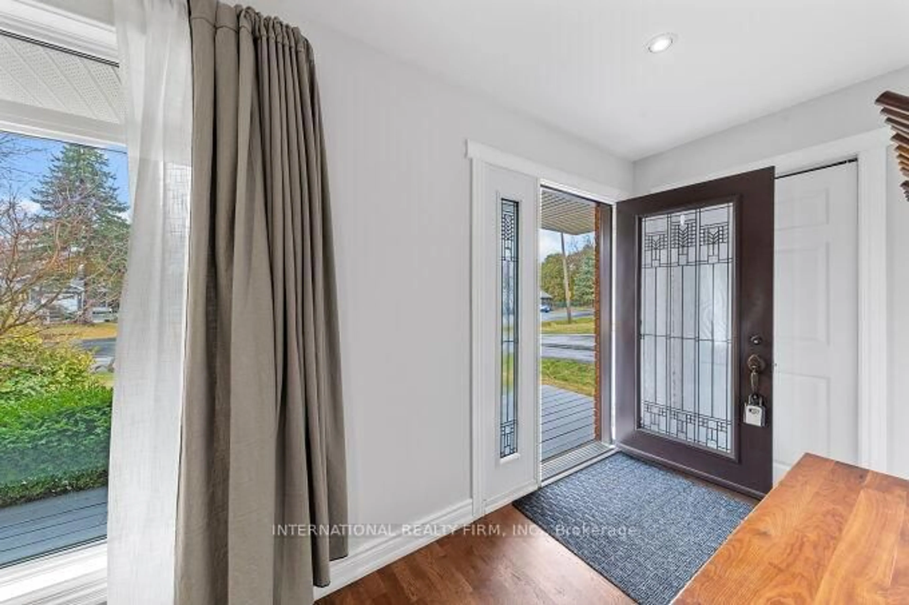 Indoor entryway for 531 Newmarket St, East Gwillimbury Ontario L9N 1K7