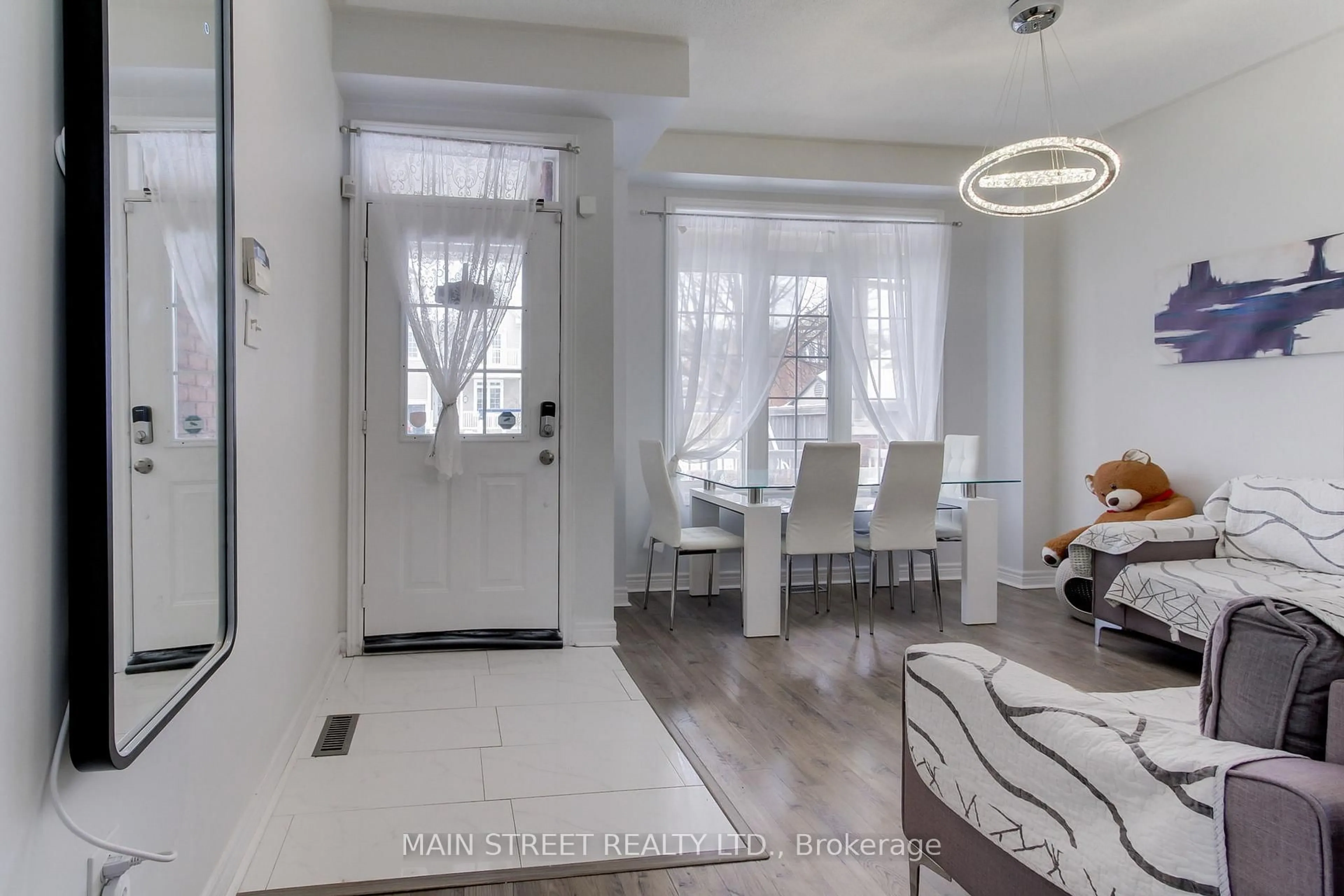 Indoor entryway for 164 Glasgow Cres, Georgina Ontario L4P 4A9