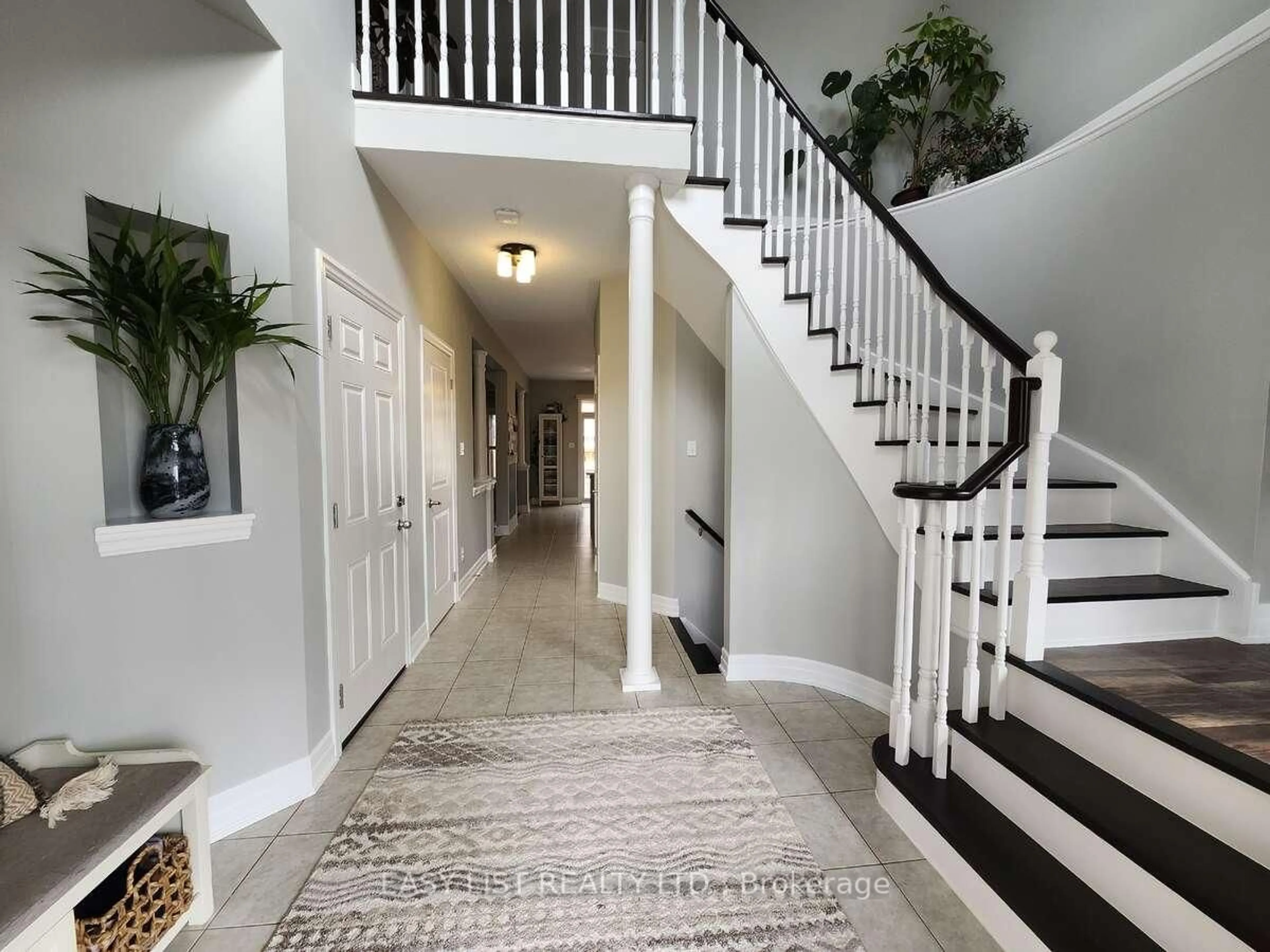 Indoor entryway for 16 Bardawill Ave, Georgina Ontario L4P 0E7