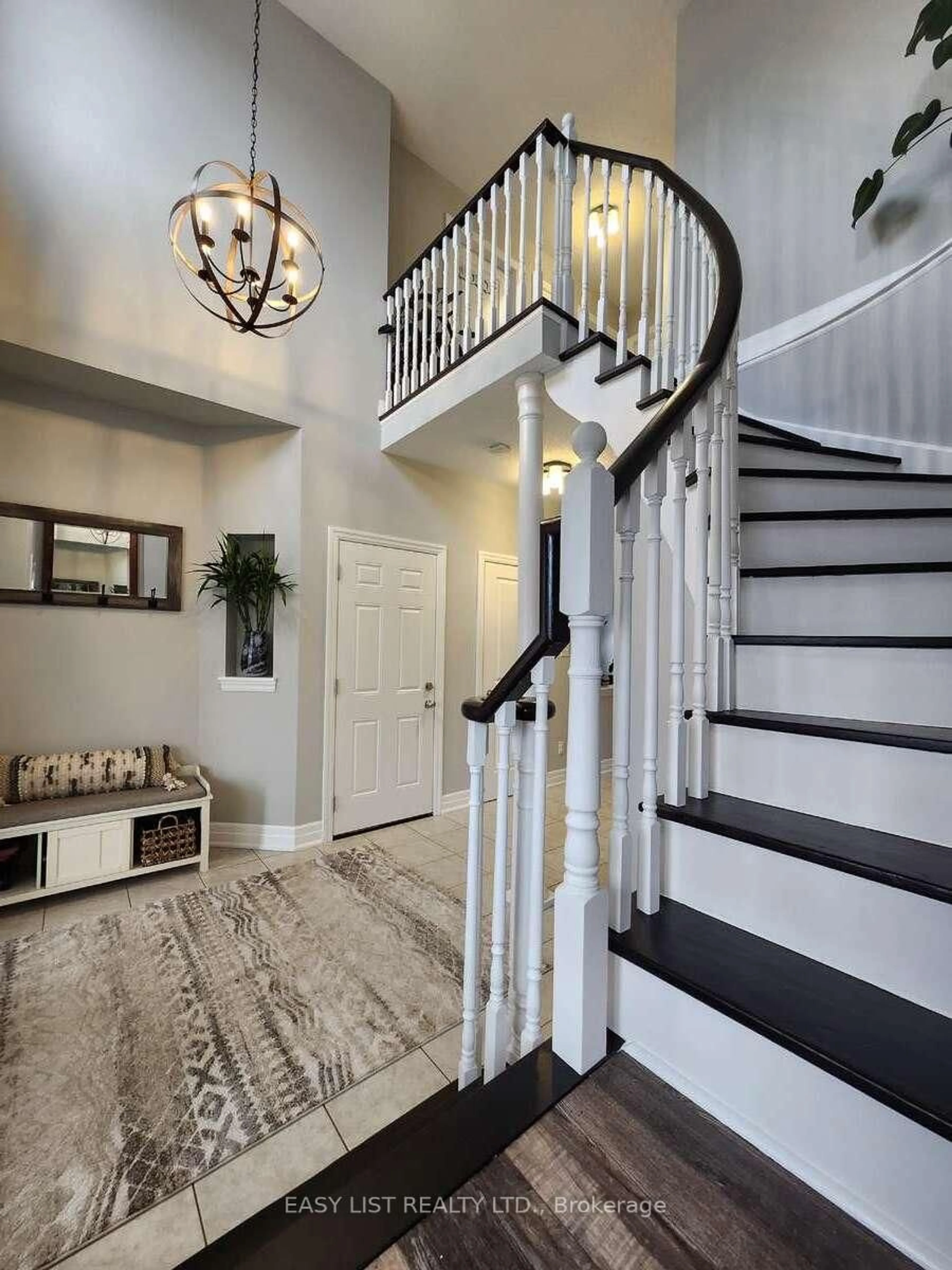 Indoor entryway for 16 Bardawill Ave, Georgina Ontario L4P 0E7