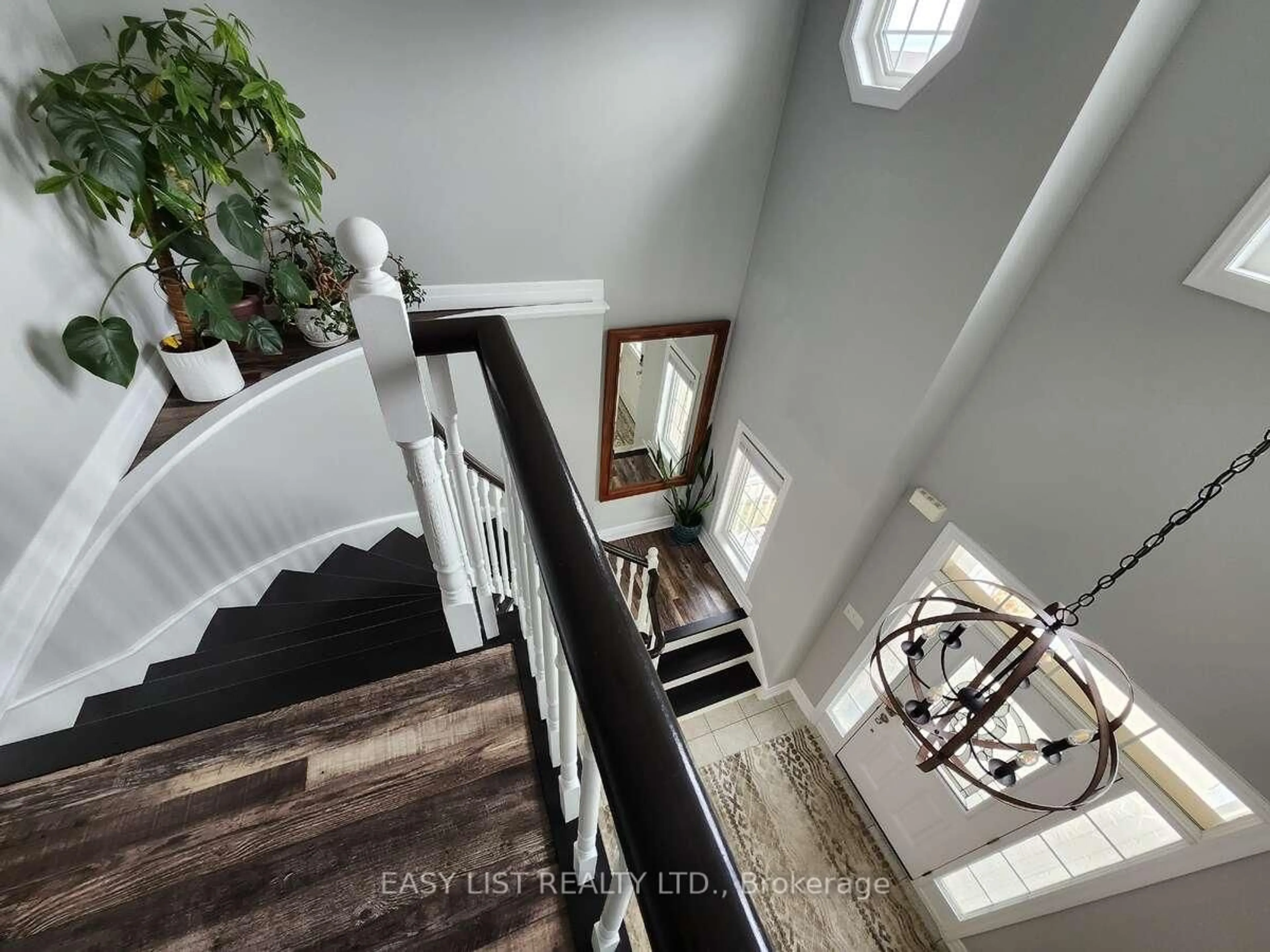 Indoor entryway for 16 Bardawill Ave, Georgina Ontario L4P 0E7