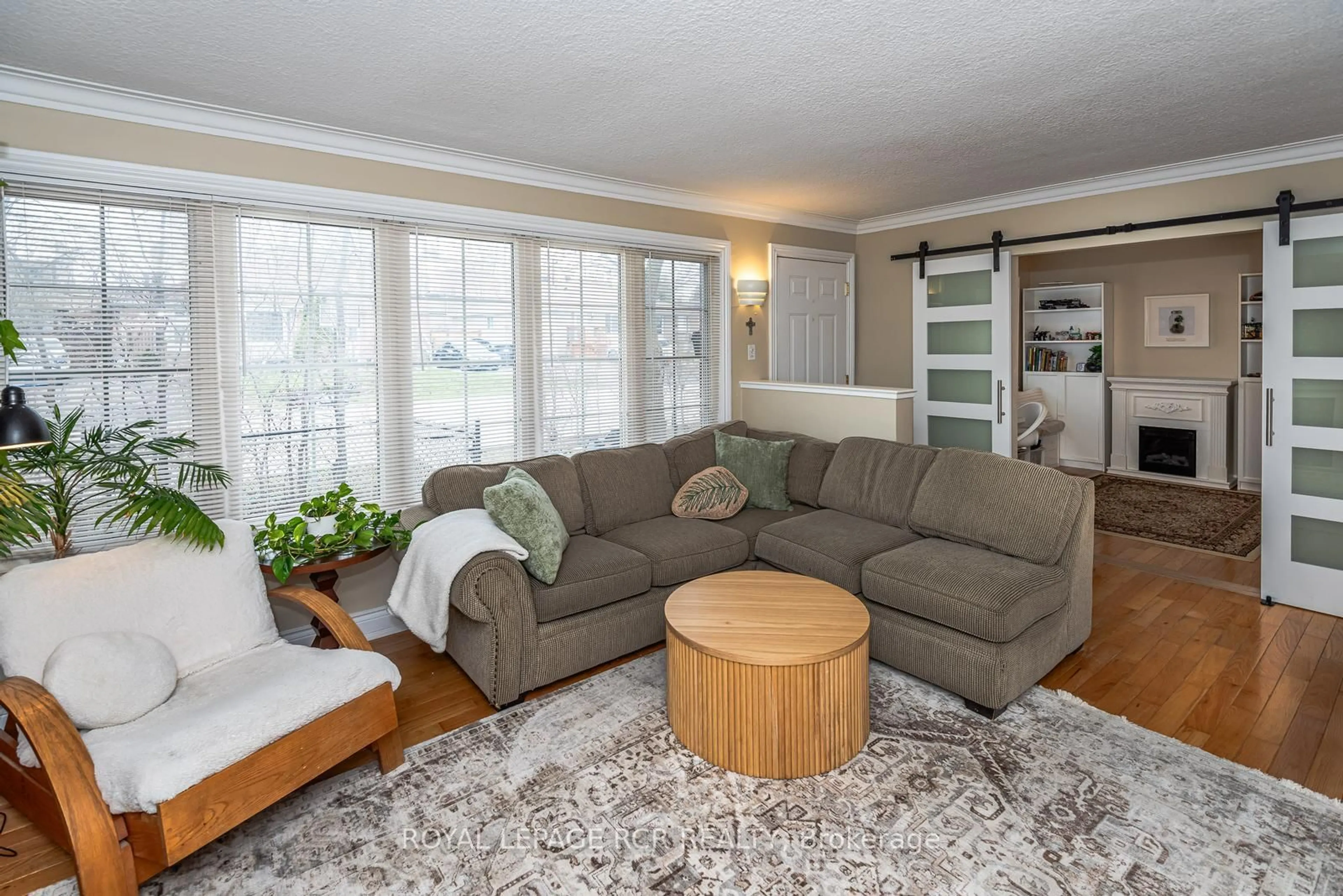 Living room with furniture, unknown for 27 Boothbay Cres, Newmarket Ontario L3Y 1X6