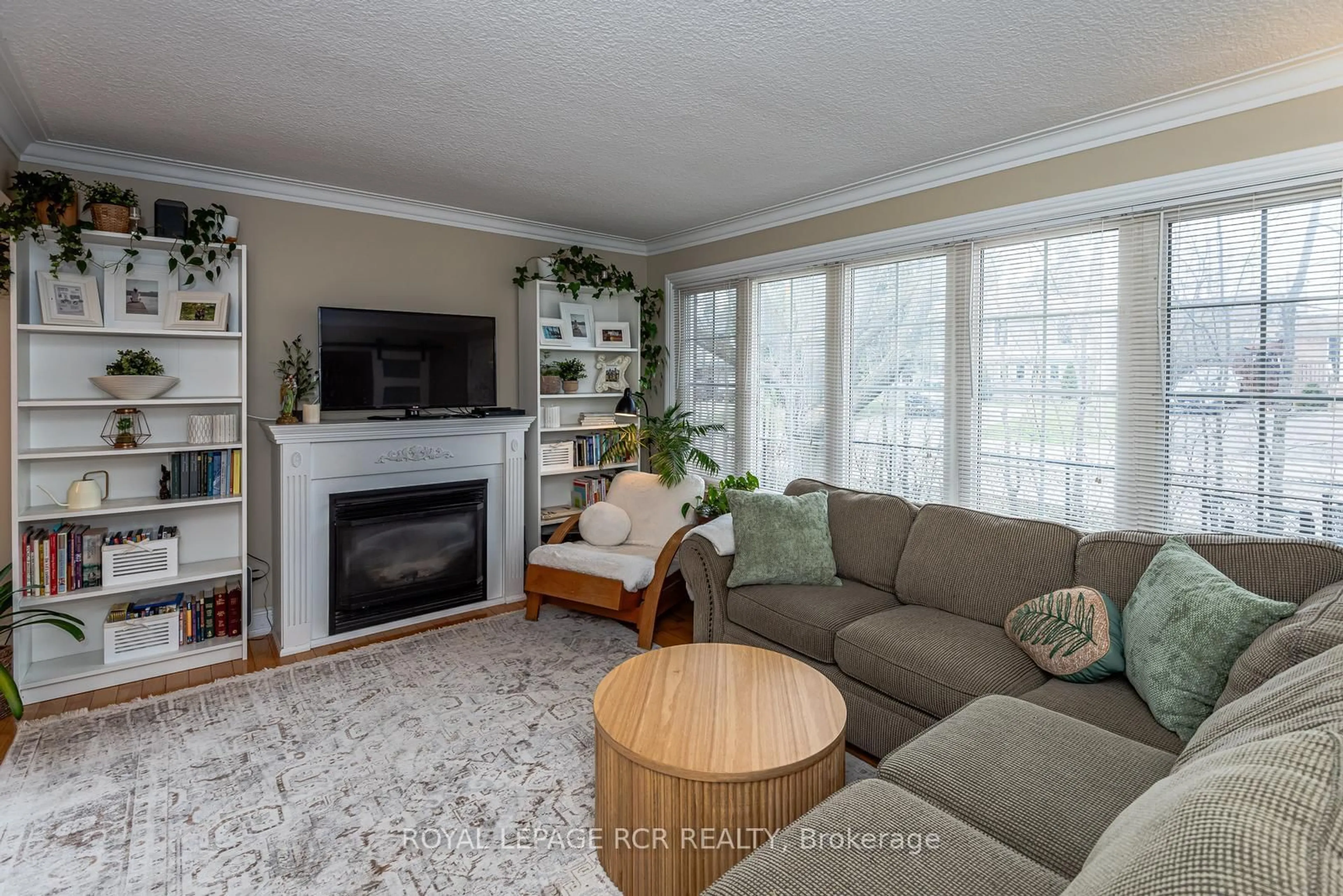 Living room with furniture, wood/laminate floor for 27 Boothbay Cres, Newmarket Ontario L3Y 1X6
